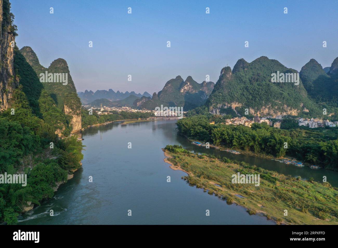 200521 -- GUILIN, 21. Mai 2020 -- Luftaufnahme aufgenommen am 19. Mai 2020 zeigt die Landschaft der Stadt Xingping im Yangshuo County von Guilin, südchinesische autonome Region Guangxi Zhuang. CHINA-GUANGXI-GUILIN-YANGSHUO-LANDSCHAFT CN CAOXYIMING PUBLICATIONXNOTXINXCHN Stockfoto