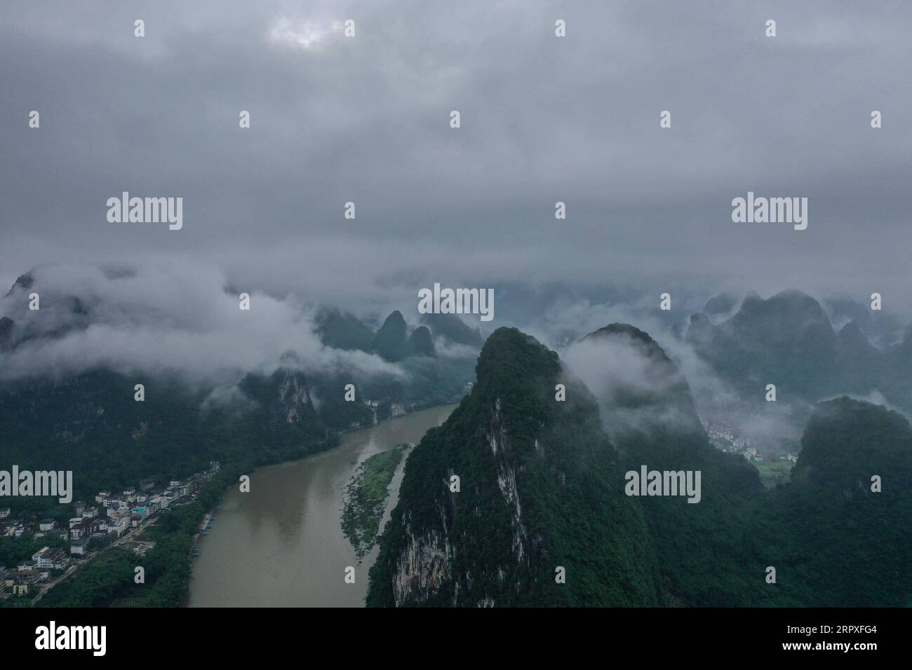 200521 -- GUILIN, 21. Mai 2020 -- Luftaufnahme aufgenommen am 21. Mai 2020 zeigt die Landschaft der Stadt Xingping im Yangshuo County von Guilin, südchinesische autonome Region Guangxi Zhuang. CHINA-GUANGXI-GUILIN-YANGSHUO-LANDSCHAFT CN CAOXYIMING PUBLICATIONXNOTXINXCHN Stockfoto