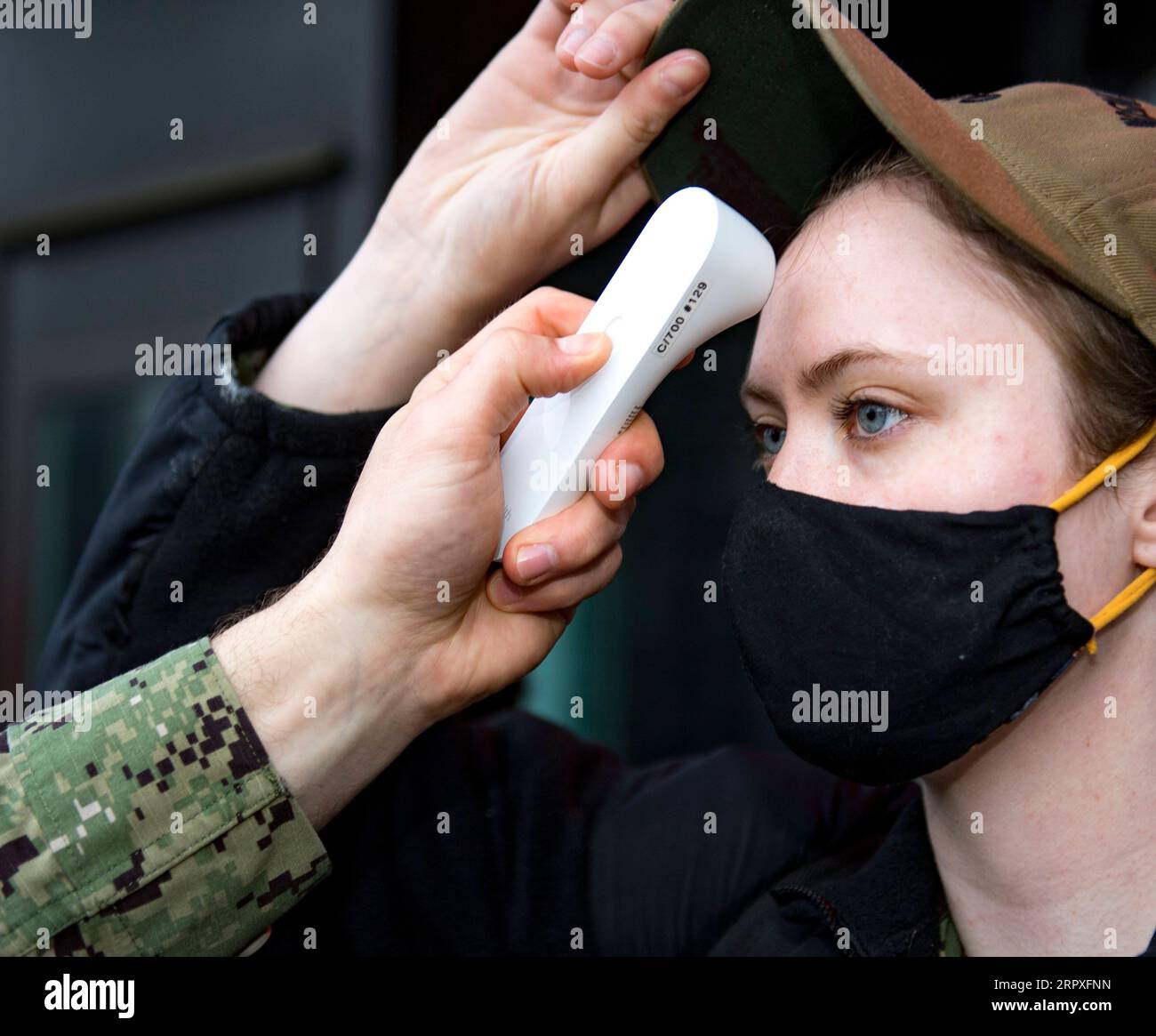 12. Mai 2020, Bremerton, WA, Vereinigte Staaten: U.S. Navy Intelligence Specialist 2nd Class Angelina Fitzgerald, hat eine Temperaturkontrolle während einer COVID-19-Coronavirus-Untersuchung vor dem Einstieg in die Nimitz-Klasse des nuklearen Flugzeugträgers USS Carl Vinson auf der Puget Sound Naval Shipyard am 12. Mai 2020 in Bremerton, Washington. Bild: /Planet Pix via ZUMA Wire COVID-19, Coronavirus Testing in the U.S. Navy JosiahxKunkle/U.S.xNavy PUBLICATIONxNOTxINxCHN COVID.Response20200512126.jpg Stockfoto