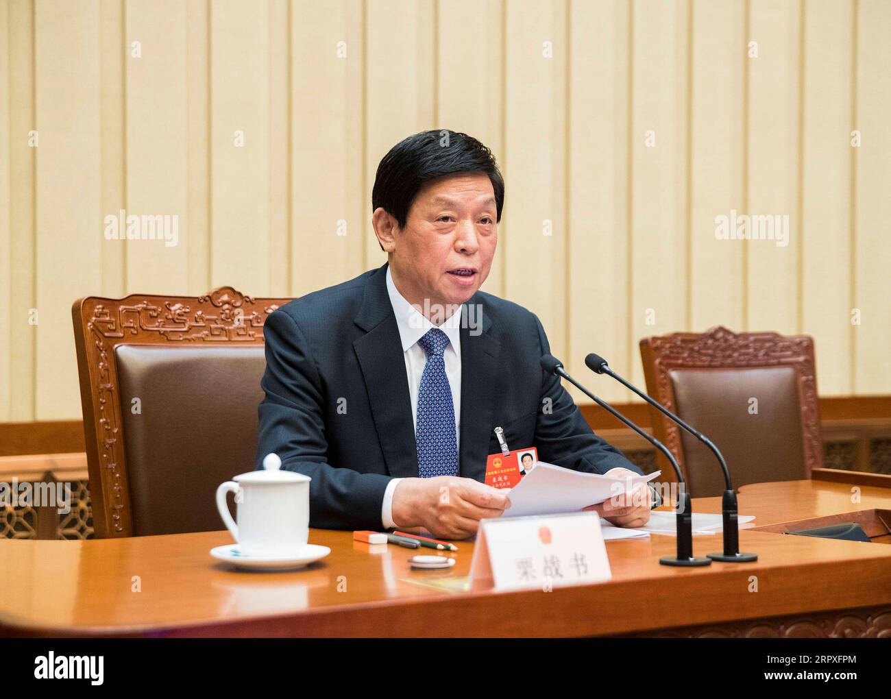 200521 -- PEKING, 21. Mai 2020 -- Li Zhanshu, Vorsitzender des Ständigen Ausschusses des Nationalen Volkskongresses des NPC, leitet die erste Sitzung des Präsidiums für die dritte Sitzung des 13. NPC in der Großen Halle des Volkes in Peking, der Hauptstadt Chinas, am 21. Mai 2020. ZWEI SESSIONSCHINA-BEIJING-NPC-PRESIDIUM-MEETING CN HUANGXJINGWEN PUBLICATIONXNOTXINXCHN Stockfoto