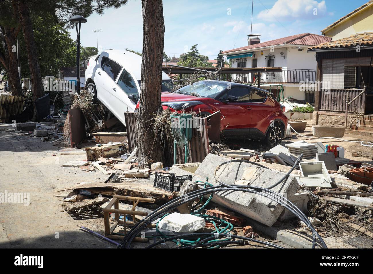 Madrid, Spanien. September 2023. Auf dem Bild sehen Sie übereinander gestapelte Autos, nachdem sie vom überfluteten Fluss Alberche in der Madrider Stadt El Alamo weggefegt wurden. Die Stadt war am stärksten von den starken Regenfällen am Wochenende in der Gemeinschaft Madrid und vom Überlauf der Alberche betroffen. (Foto: David Canales/SOPA Images/SIPA USA) Credit: SIPA USA/Alamy Live News Stockfoto