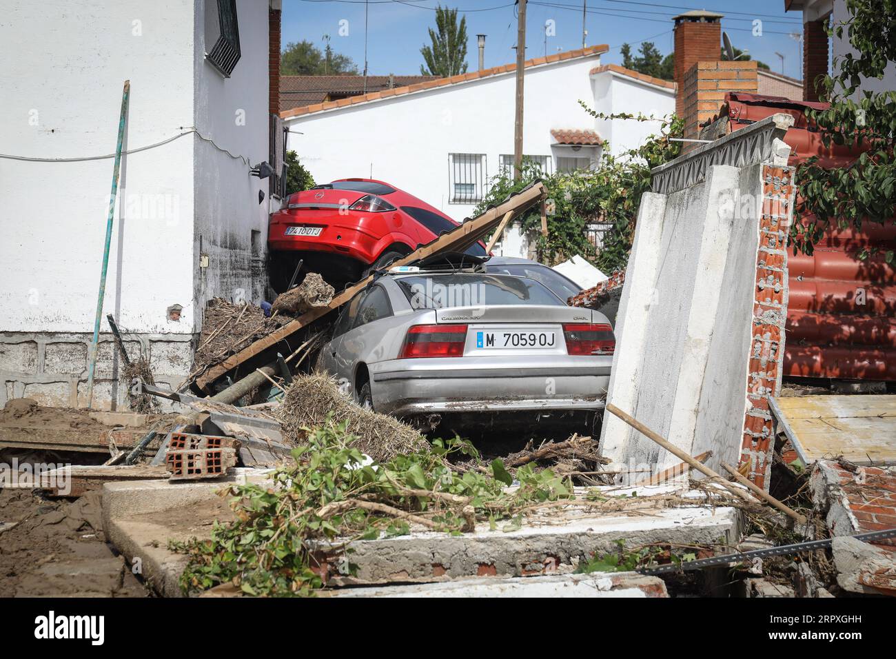 Madrid, Spanien. September 2023. Autos stapelten übereinander, nachdem sie von der überfluteten Alberche in der Madrider Stadt El Alamo weggefegt wurden. Die Stadt war am stärksten von den starken Regenfällen am Wochenende in der Gemeinschaft Madrid und vom Überlauf der Alberche betroffen. (Foto: David Canales/SOPA Images/SIPA USA) Credit: SIPA USA/Alamy Live News Stockfoto
