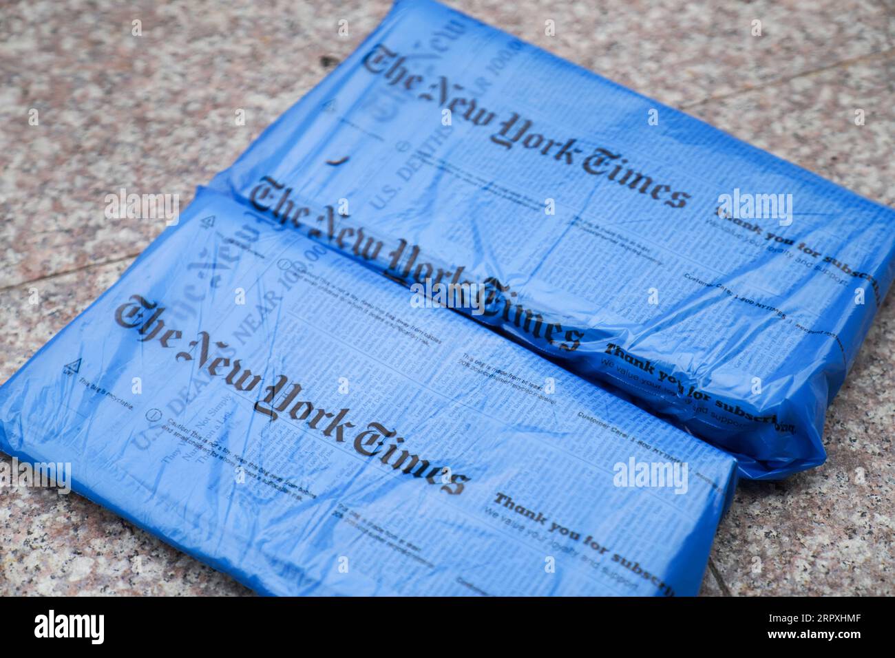 200525 -- NEW YORK, 25. Mai 2020 -- Foto aufgenommen am 24. Mai 2020 zeigt die New York Times am Sonntag in New York, USA. Auf der Titelseite der New York Times am Sonntag sind die Namen von 1.000 Menschen zu sehen, die in den Vereinigten Staaten an COVID-19 gestorben sind. Die Zeitung nannte es einen nicht kalkulierbaren Verlust und stellte klar, dass die 1.000 Menschen hier nur 1 Prozent der Maut widerspiegeln. U.S.-NEW YORK-COVID-19-DEATH TOLL-NEW YORK TIMES WANGXYING PUBLICATIONXNOTXINXCHN Stockfoto