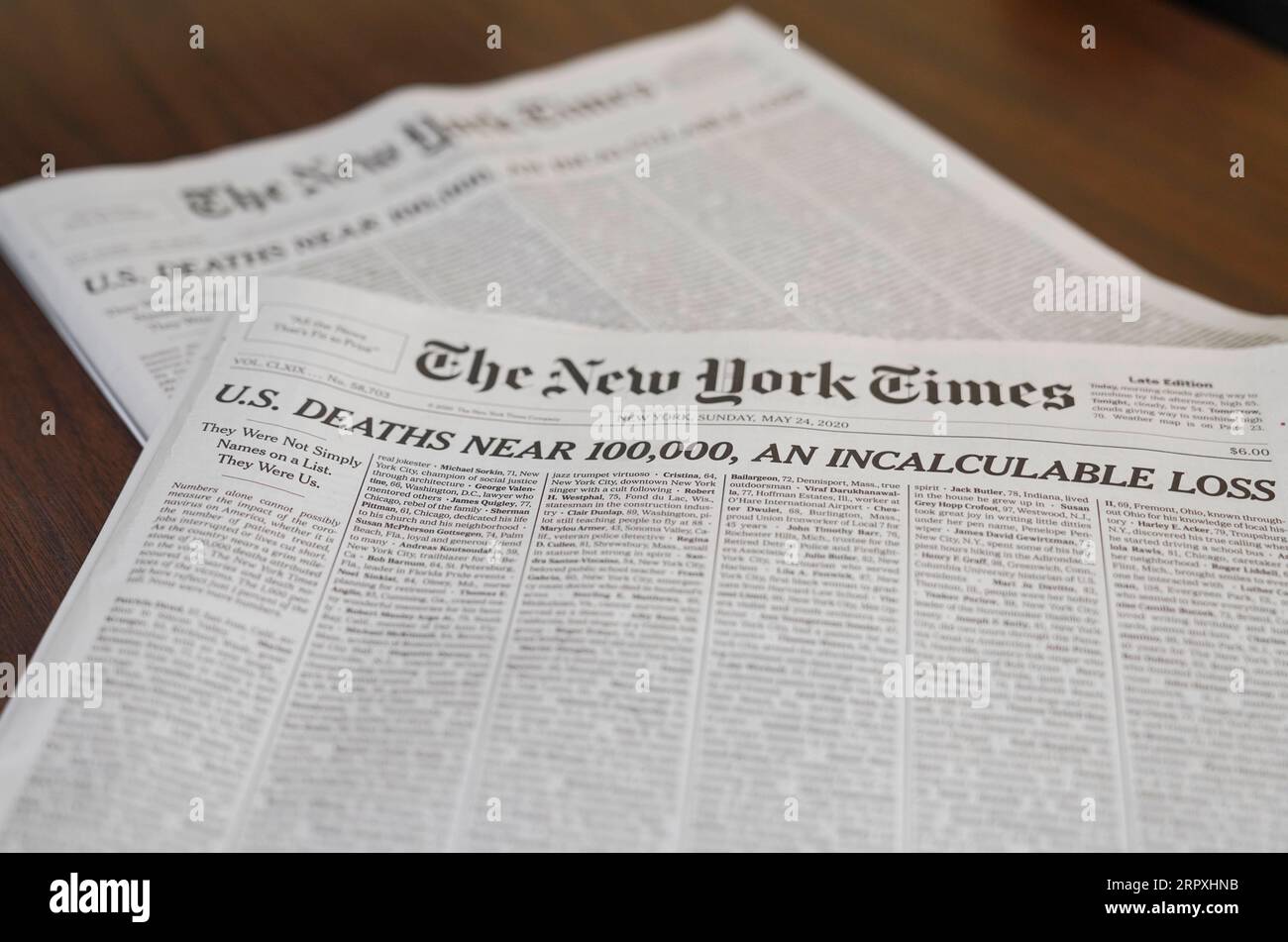 200525 -- NEW YORK, 25. Mai 2020 -- Foto aufgenommen am 24. Mai 2020 zeigt die Titelseite der Sunday s New York Times in New York, USA. Auf der Titelseite der New York Times am Sonntag sind die Namen von 1.000 Menschen zu sehen, die in den Vereinigten Staaten an COVID-19 gestorben sind. Die Zeitung nannte es einen nicht kalkulierbaren Verlust und stellte klar, dass die 1.000 Menschen hier nur 1 Prozent der Maut widerspiegeln. U.S.-NEW YORK-COVID-19-DEATH TOLL-NEW YORK TIMES WANGXYING PUBLICATIONXNOTXINXCHN Stockfoto