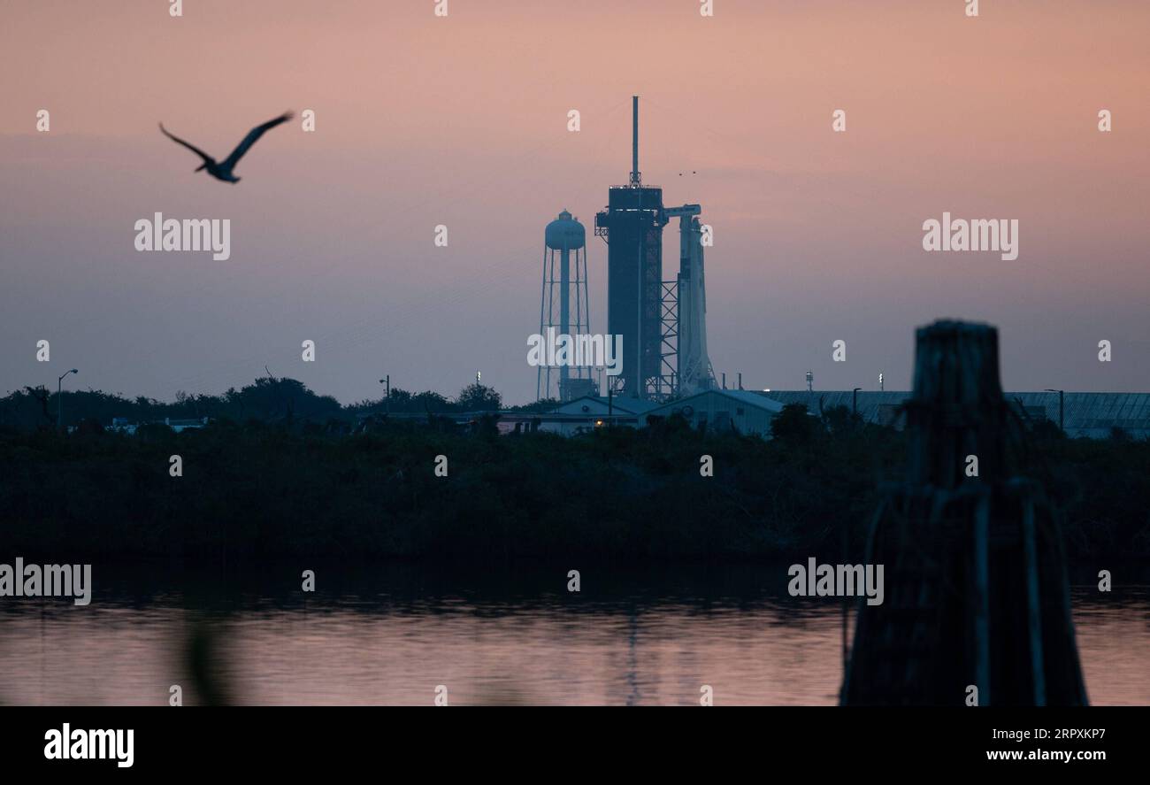 200527 -- CAPE CANAVERAL U.S., 27. Mai 2020 -- Eine SpaceX Falcon 9-Rakete mit Crew Dragon-Raumschiff an Bord wird auf dem Startplatz bei Sonnenaufgang im Kennedy Space Center der NASA in Florida, USA, am 27. Mai 2020 gesehen. Die NASA und SpaceX verschobenen den historischen Start zweier Astronauten vom Kennedy Space Center der NASA in Florida am Mittwoch wegen des schlechten Wetters. Joel Kowsky/NASA/Handout via Xinhua U.S.-FLORIDA-KENNEDY SPACE CENTER-SPACEX-LAUNCH POSTPONE NASA/JoelxKowsky PUBLICATIONxNOTxINxCHN Stockfoto