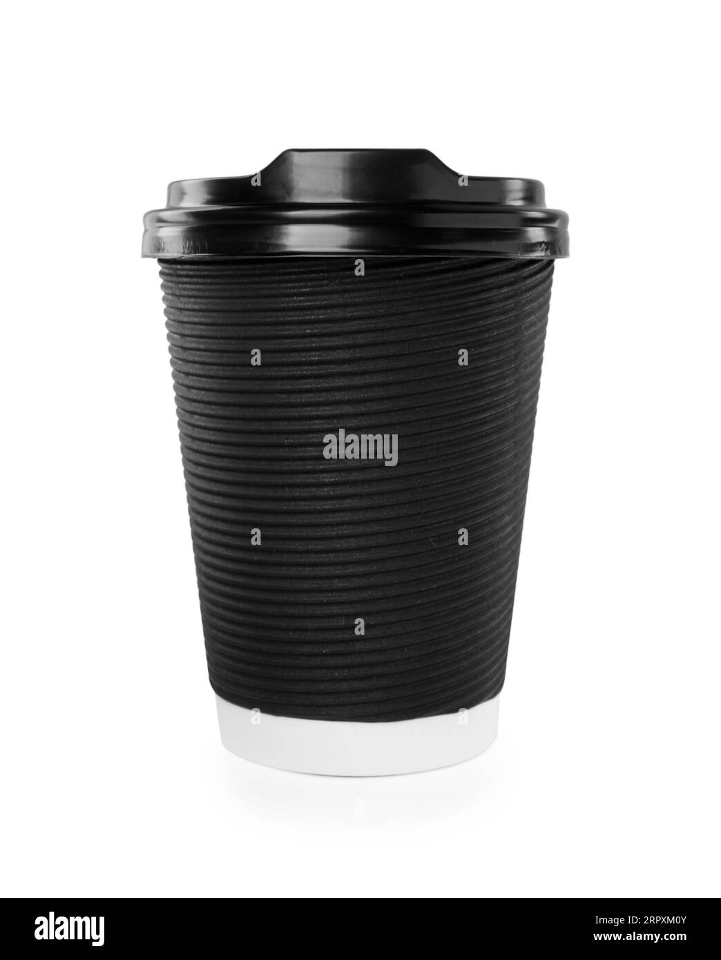 Schwarzer Pappbecher mit Kunststoffdeckel, isoliert auf weiß. Kaffee zum Mitnehmen Stockfoto