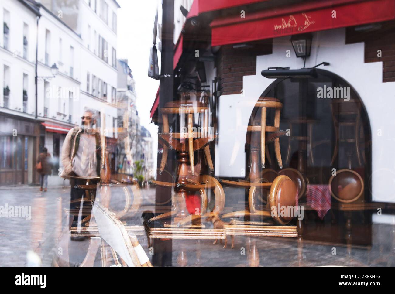 200530 -- PARIS, 30. Mai 2020 -- Stühle werden in einem geschlossenen Restaurant im Montmartre in Paris, Frankreich, während der Lockdown wegen der COVID-19, 18. März 2020 gesehen. Das nationale französische Statistikinstitut INSEE erklärte am 29. Mai, dass das Bruttoinlandsprodukt Frankreichs in den ersten drei Monaten des Jahres um 0,5 Punkte auf minus 5,3 Prozent gesenkt wurde. FRANCE-PARIS-ECONOMY-GDP GaoxJing PUBLICATIONxNOTxINxCHN Stockfoto
