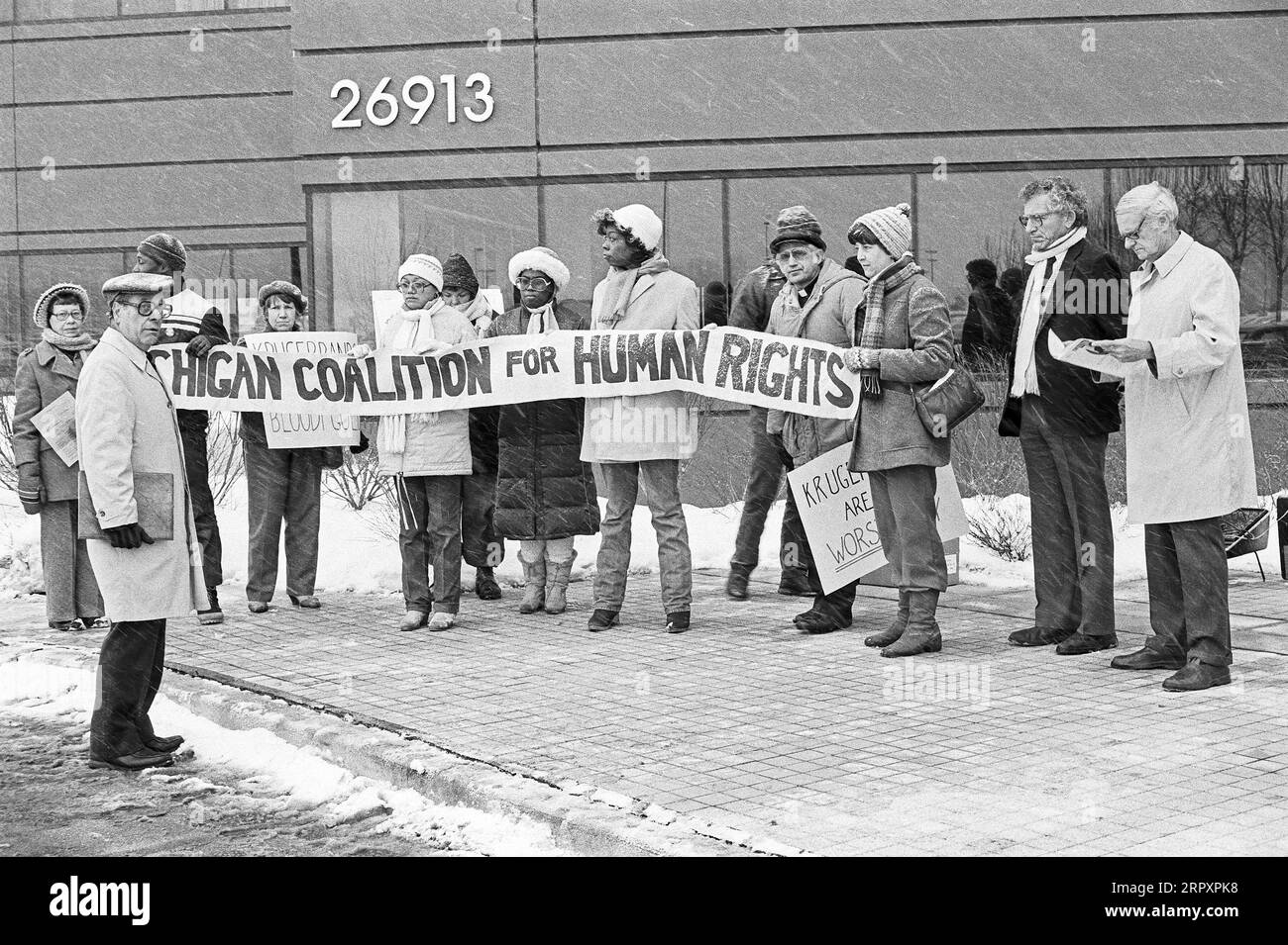Southfield, Michigan - 24. Januar 1985 - religiöse Führer halten eine Gebetswache vor dem Büro der First National Monetary Corp. Ab, um gegen den Verkauf von südafrikanischem Krugerrands zu protestieren. Die Gruppe sagte, dass Gewinne aus dem Verkauf der Goldmünze die Apartheid unterstützten. Stockfoto