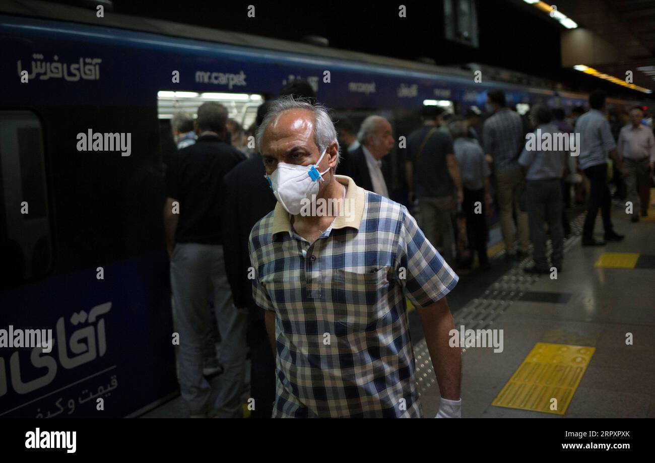 200531 -- TEHERAN, 31. Mai 2020 -- Ein Mann mit Gesichtsmaske verlässt am 30. Mai 2020 eine U-Bahn-Station im iranischen Zentrum von Teheran. Der Iran verzeichnete am Sonntag 63 neue Todesfälle in den letzten 24 Stunden, was laut staatlichem Fernsehen die Zahl der Todesopfer auf 7.797 erhöht hat. Foto: /Xinhua IRAN-TEHRAN-COVID-19 AhmadxHalabisaz PUBLICATIONxNOTxINxCHN Stockfoto