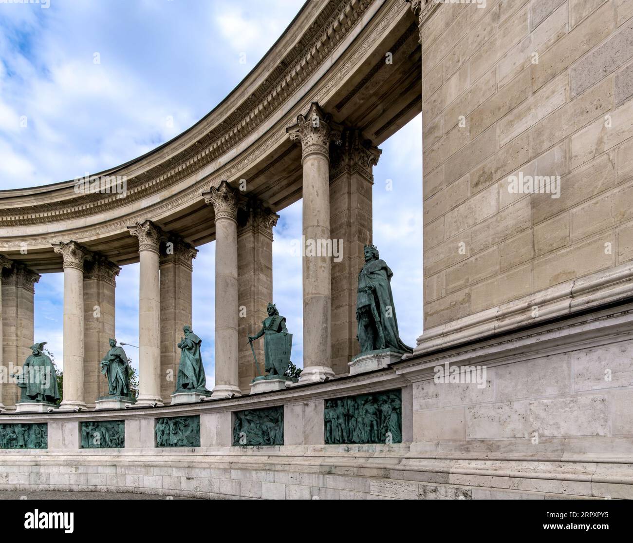 Budapest, HU - 11. Juni 2023 Nahaufnahme der linken Kolonnade des Millenniums-Monuments, große Figuren der ungarischen Geschichte in einer halbrunden Arkade, mit Stockfoto