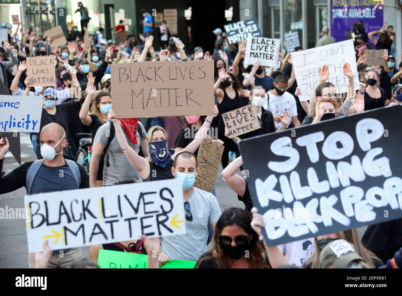 200601 -- NEW YORK, 1. Juni 2020 -- Demonstranten protestieren gegen Polizeibrutalität auf dem Times Square in Manhattan von New York, USA, 31. Mai 2020. New Yorker protestierten weiter gegen den Tod von George Floyd, als Tausende von Menschen am Sonntag auf die Straße gingen, um ihre Wut über Polizeibrutalität und Rassismus auszudrücken. US-NEW YORK-PROTEST WangxYing PUBLICATIONxNOTxINxCHN Stockfoto