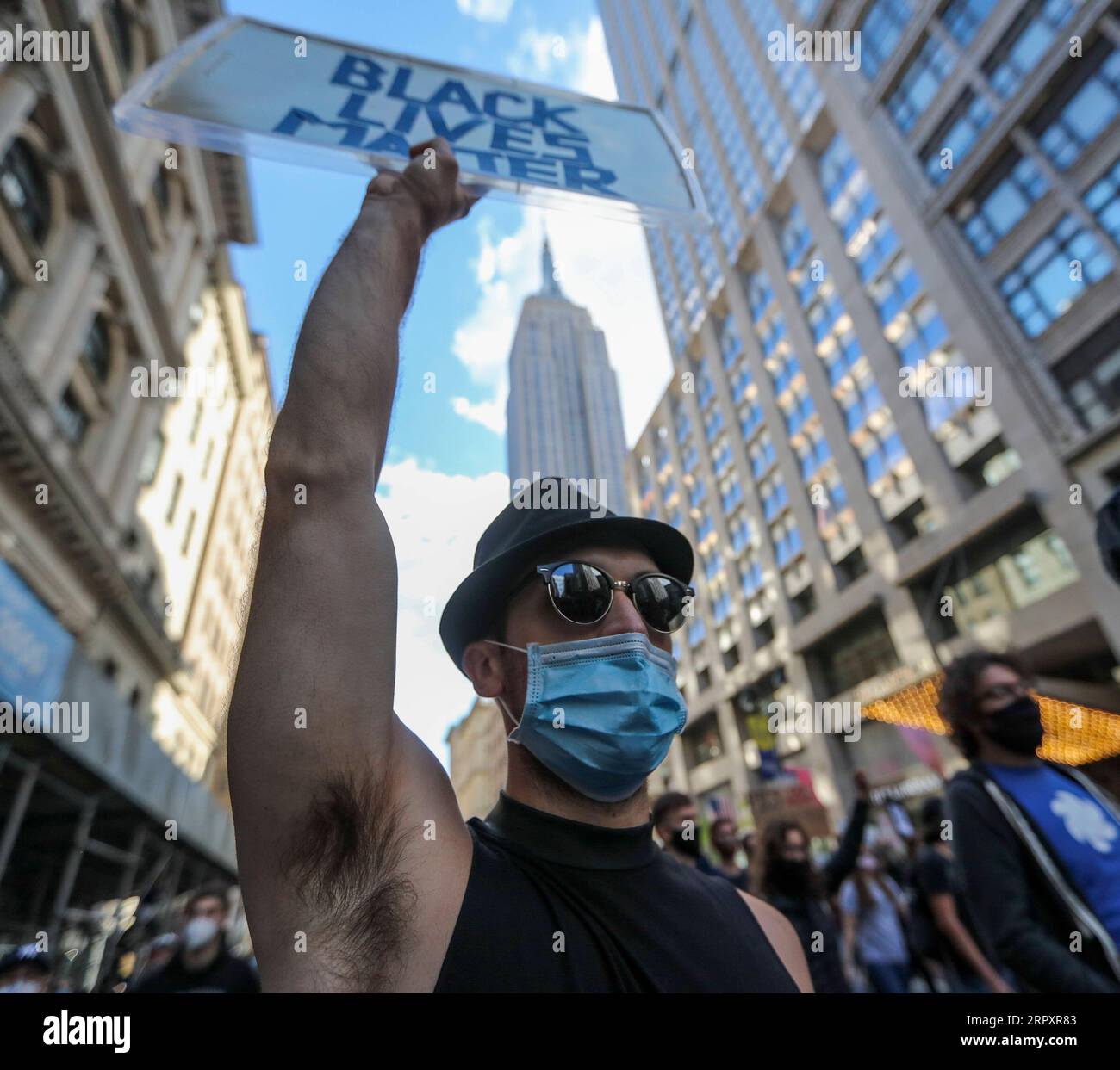 200601 -- NEW YORK, 1. Juni 2020 -- Demonstranten protestieren gegen Polizeibrutalität in Manhattan, New York, USA, 31. Mai 2020. New Yorker protestierten weiter gegen den Tod von George Floyd, als Tausende von Menschen am Sonntag auf die Straße gingen, um ihre Wut über Polizeibrutalität und Rassismus auszudrücken. US-NEW YORK-PROTEST WangxYing PUBLICATIONxNOTxINxCHN Stockfoto