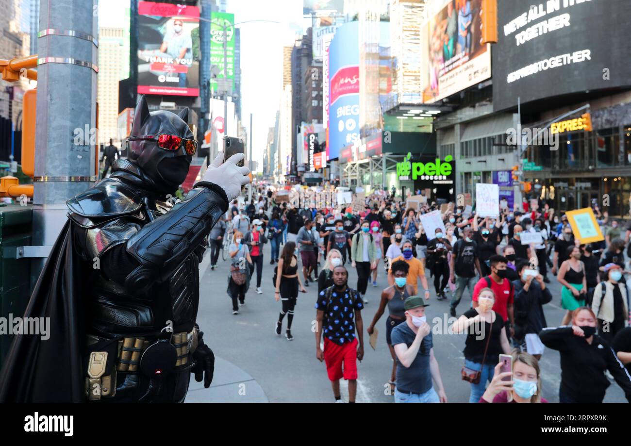 200601 -- NEW YORK, 1. Juni 2020 -- Demonstranten protestieren gegen Polizeibrutalität auf dem Times Square in Manhattan von New York, USA, 31. Mai 2020. New Yorker protestierten weiter gegen den Tod von George Floyd, als Tausende von Menschen am Sonntag auf die Straße gingen, um ihre Wut über Polizeibrutalität und Rassismus auszudrücken. US-NEW YORK-PROTEST WangxYing PUBLICATIONxNOTxINxCHN Stockfoto