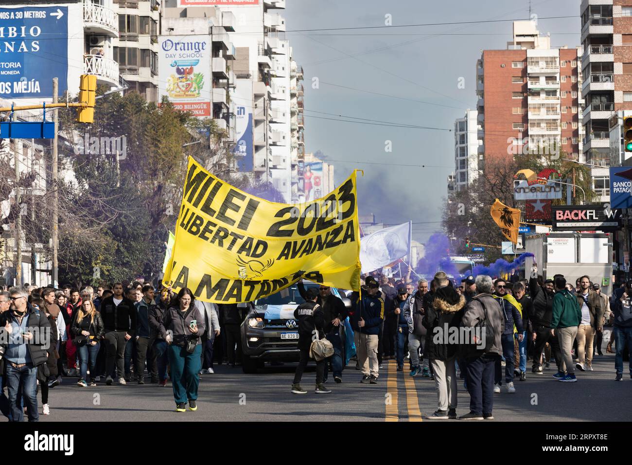 Buenos Aires, Argentinien. September 2023. Der Präsidentschaftskandidat für La Libertad Avanza, Javier Milei, nimmt seinen Wahlkampf im Vorstadtbereich von Buenos Aires im Hinblick auf die allgemeinen Wahlen am 22. Oktober wieder auf. (Quelle: Esteban Osorio/Alamy Live News) Stockfoto