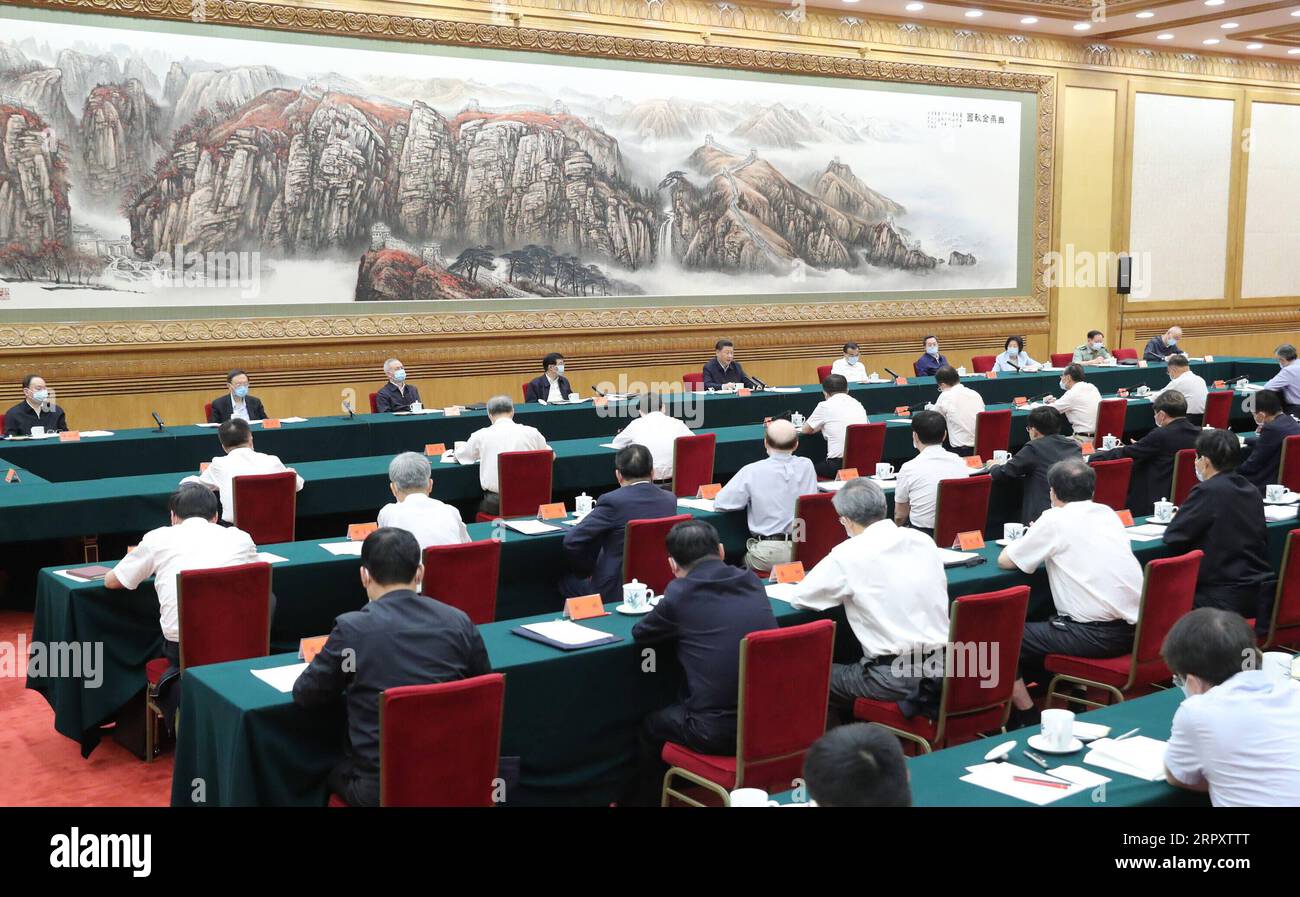 200602 -- PEKING, 2. Juni 2020 -- der chinesische Präsident Xi Jinping, auch Generalsekretär des Zentralkomitees der Kommunistischen Partei Chinas und Vorsitzender der Zentralen Militärkommission, leitet ein Symposium, an dem Experten und Wissenschaftler in Peking, der Hauptstadt Chinas, am 2. Juni 2020 teilnahmen. CHINA-PEKING-XI JINPING-SYMPOSIUM-EXPERTEN UND WISSENSCHAFTLER CN YAOXDAWEI PUBLICATIONXNOTXINXCHN Stockfoto