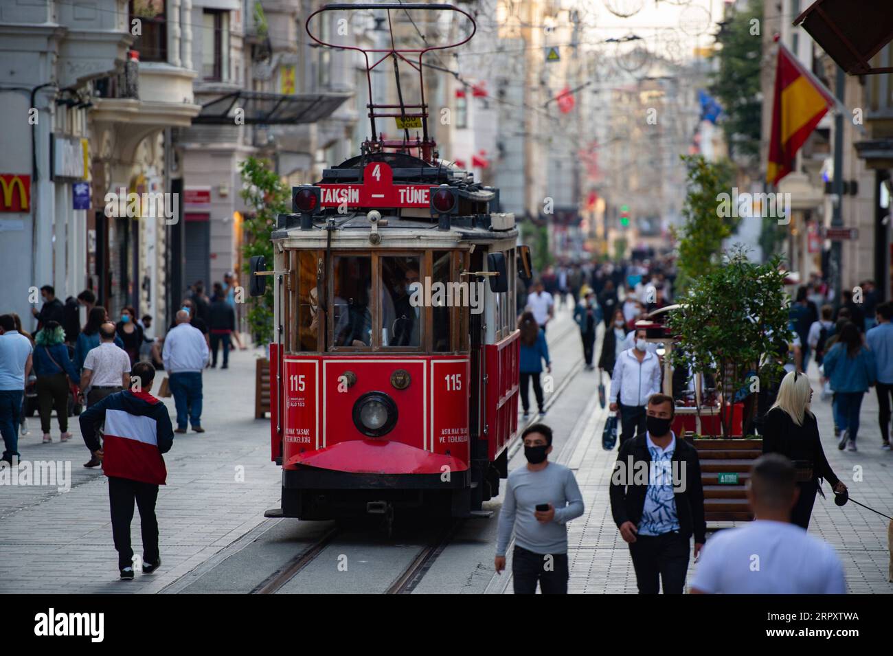 200602 -- ISTANBUL, 2. Juni 2020 Xinhua -- Foto aufgenommen am 2. Juni 2020 zeigt die nostalgische Straßenbahn auf einer Straße in Istanbul, Türkei. Die nostalgischen Straßenbahndienste im Zentrum Istanbuls nahmen am Dienstag ihren Betrieb wieder auf, nachdem sie wegen der COVID-19-Pandemie für mehr als zwei Monate eingestellt worden waren. Foto von Yasin Akgul/Xinhua TURKEY-ISTANBUL-COVID-19-TRAM SERVICE-RESUMPTION PUBLICATIONxNOTxINxCHN Stockfoto