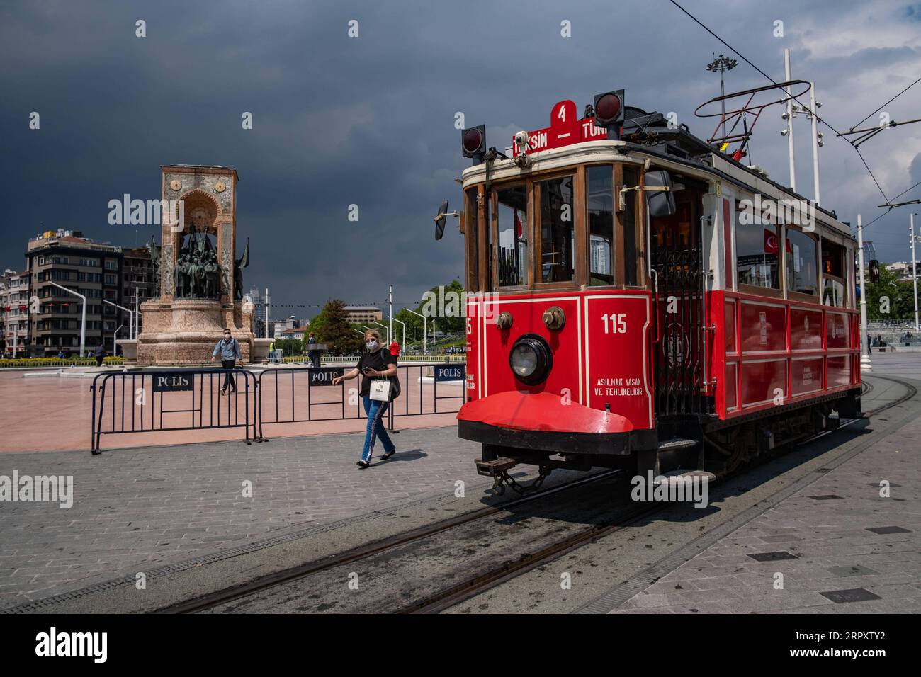 200602 -- ISTANBUL, 2. Juni 2020 Xinhua -- Foto aufgenommen am 2. Juni 2020 zeigt die nostalgische Straßenbahn auf einer Straße in Istanbul, Türkei. Die nostalgischen Straßenbahndienste im Zentrum Istanbuls nahmen am Dienstag ihren Betrieb wieder auf, nachdem sie wegen der COVID-19-Pandemie für mehr als zwei Monate eingestellt worden waren. Foto von Yasin Akgul/Xinhua TURKEY-ISTANBUL-COVID-19-TRAM SERVICE-RESUMPTION PUBLICATIONxNOTxINxCHN Stockfoto