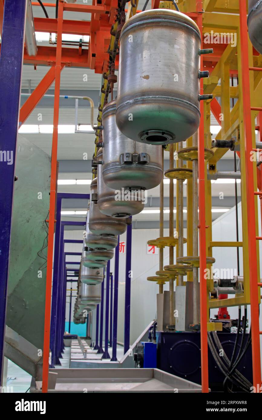 Farbübertragungsgerät am Druckbehälter aus Edelstahl in einer Fertigungswerkstatt Stockfoto