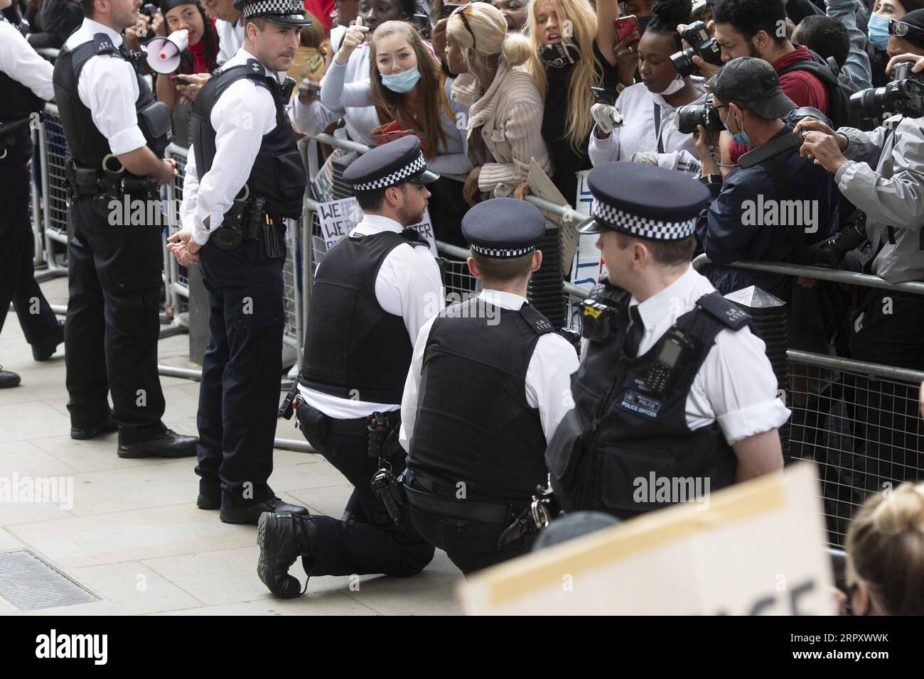 200603 -- LONDON, 3. Juni 2020 Xinhua -- zwei Polizisten knieten vor Demonstranten vor der Downing Street in London, Großbritannien, am 3. Juni 2020 nieder. Tausende Menschen versammelten sich am Mittwoch in London, um gegen den Tod von George Floyd zu protestieren, einem unbewaffneten schwarzen Mann, der letzte Woche von einem weißen Polizeibeamten im mittleren Westen des US-Bundesstaates Minnesota erstickt wurde. Foto von Ray Tang/Xinhua BRITAIN-LONDON-FLOYD S TODESDEMONSTRATION PUBLICATIONxNOTxINxCHN Stockfoto