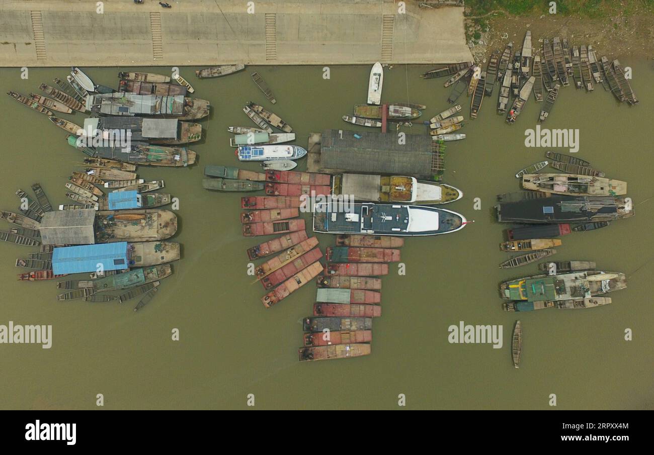 200604 -- PEKING, 4. Juni 2020 -- Luftaufnahme vom 17. Dezember 2019 zeigt stillgelegte Fischerboote, die auf das Recycling am Dongting Lake in der Gemeinde Jiangjiazui im Hanshou County, Changde, Provinz Hunan in Zentralchina warten. ZU DEN XINHUA-SCHLAGZEILEN VOM 4. JUNI 2020. CHINA-YANGTZE-FLUSS-BIODIVERSITÄT-WIEDERHERSTELLUNG CN XUEXYUGE PUBLICATIONXNOTXINXCHN Stockfoto