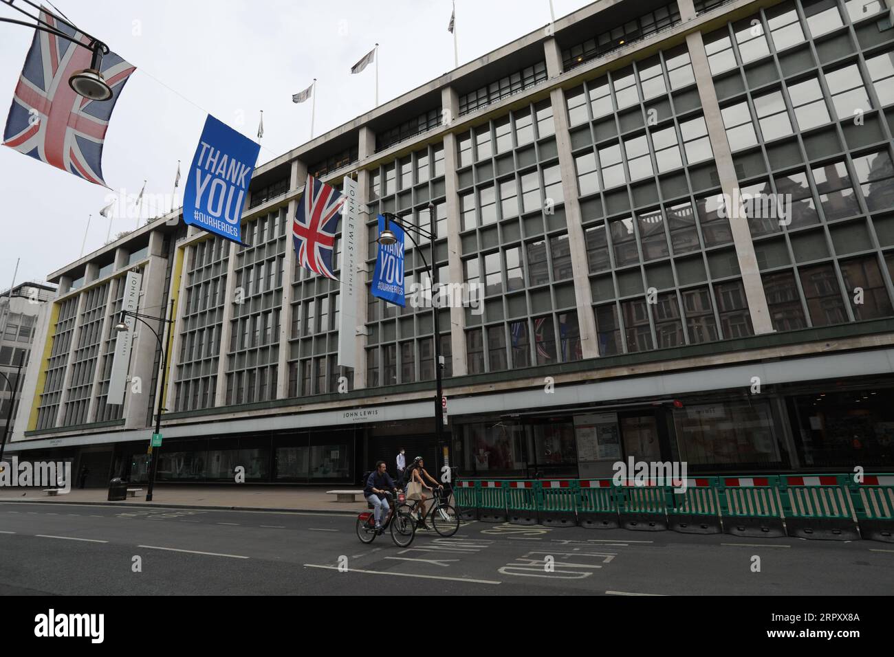 200604 -- LONDON, 4. Juni 2020 -- am 3. Juni 2020 radeln Menschen am Kaufhaus John Lewis in der Oxford Street in London vorbei. Trotz einer gedämpften Schrumpfgeschwindigkeit verzeichnete der britische verarbeitende Sektor im Mai weiterhin einen starken Abschwung, da Beschränkungen aufgrund der COVID-19-Pandemie weitere weitreichende Störungen der Wirtschaftstätigkeit verursachten, so ein am Montag veröffentlichter Bericht. Foto von /Xinhua BRITAIN-LONDON-COVID-19-ECONOMY-DOWNTURN TimxIreland PUBLICATIONxNOTxINxCHN Stockfoto