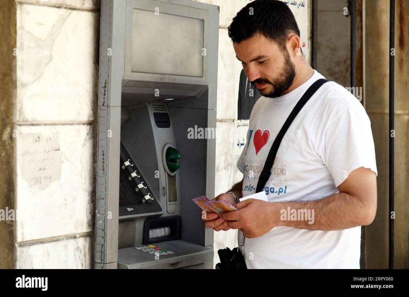 200607 -- DAMASKUS, 7. Juni 2020 -- Ein Syrer zieht am 7. Juni 2020 Bargeld von einem Geldautomaten in Damaskus, der Hauptstadt Syriens, ab. Die Syrer beschweren sich über die in die Höhe schießenden Preise in einer schwierigen Wirtschaftslage. Foto von /Xinhua TO GO WITH Spotlight: Syrier beschweren sich über in die Höhe schießende PREISE unter der schwierigen wirtschaftlichen LAGE SYRIEN-DAMASKUS-WIRTSCHAFTLICHE LAGE-in die HÖHE SCHIESSENDE PREISE AmmarxSafarjalani PUBLICATIONxNOTxINxCHN Stockfoto