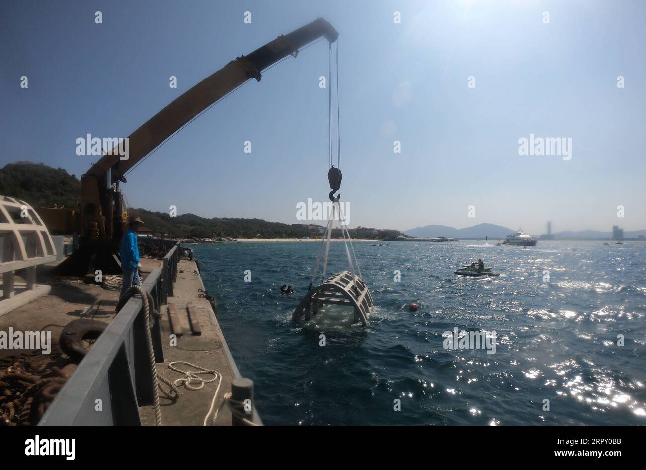 200608 -- HAIKOU, 8. Juni 2020 Xinhua -- Mitarbeiter legen Fischunterstände im Seegebiet der Wuzhizhou-Insel in Sanya, Südchinesische Provinz Hainan, 21. Januar 2016. Die Meeresranch im Meeresgebiet der Insel Wuzhizhou in Sanya ist Chinas erste tropische Meeresranch. In den letzten Jahren hat die Meeresranche sukzessive künstliche Rifflegen, die Wiederherstellung der Meeresumwelt und Korallentransplantation durchgeführt, wodurch der Schutz und die Wiederherstellung des Meeresökosystems schrittweise gefördert wurden. Bis Ende 2019 waren insgesamt 1.526 künstliche Fischriffe verschiedener Arten, 21 Schiffsanlegesteine und eine Partie Vol Stockfoto