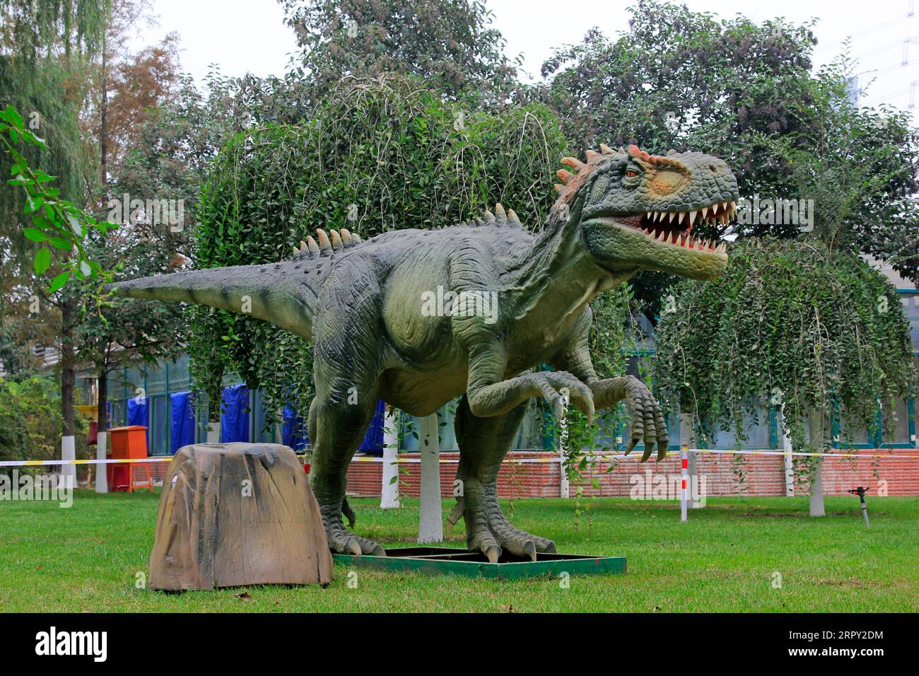 PEKING - 23. OKTOBER: Dinosauriermodell in einem Park, am 23. oktober 2014, Peking, China. Stockfoto