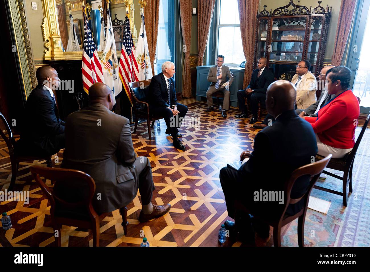 9. Juni 2020, Washington, DC, Vereinigte Staaten von Amerika: US-Vizepräsident Mike Pence veranstaltet in seinem zeremoniellen Büro im Weißen Haus am 9. Juni 2020 in Washington, D.C., eine Hörsitzung mit afroamerikanischen Gemeindeführern. /Planet Pix Via ZUMA Wire US Vice President Mike Pence Listening Session D.xMylesxCullen/WhitexHouse PUBLICATIONxNOTxINxCHN Mike.Pence20200609176.jpg Stockfoto