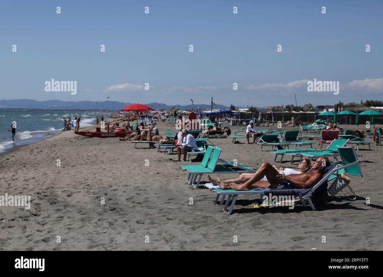 200613 -- LAZIO, 13. Juni 2020 -- Menschen genießen Sonnenschein am Strand in Fregene, Lazio, Italien, 12. Juni 2020. Die COVID-19-Fälle Italiens sanken erstmals seit dem 18. März auf 28.997, unter 30.000, nachdem die Zahl am Freitag nach den neuesten offiziellen Daten um 1.640 zurückgegangen war. ITALIEN-LAZIO-COVID-19-FÄLLE-TROPFEN ChengxTingting PUBLICATIONxNOTxINxCHN Stockfoto