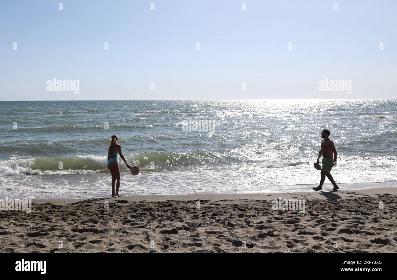 200613 -- LAZIO, 13. Juni 2020 -- Menschen genießen Sonnenschein am Strand in Fregene, Lazio, Italien, 12. Juni 2020. Die COVID-19-Fälle Italiens sanken erstmals seit dem 18. März auf 28.997, unter 30.000, nachdem die Zahl am Freitag nach den neuesten offiziellen Daten um 1.640 zurückgegangen war. ITALIEN-LAZIO-COVID-19-FÄLLE-TROPFEN ChengxTingting PUBLICATIONxNOTxINxCHN Stockfoto