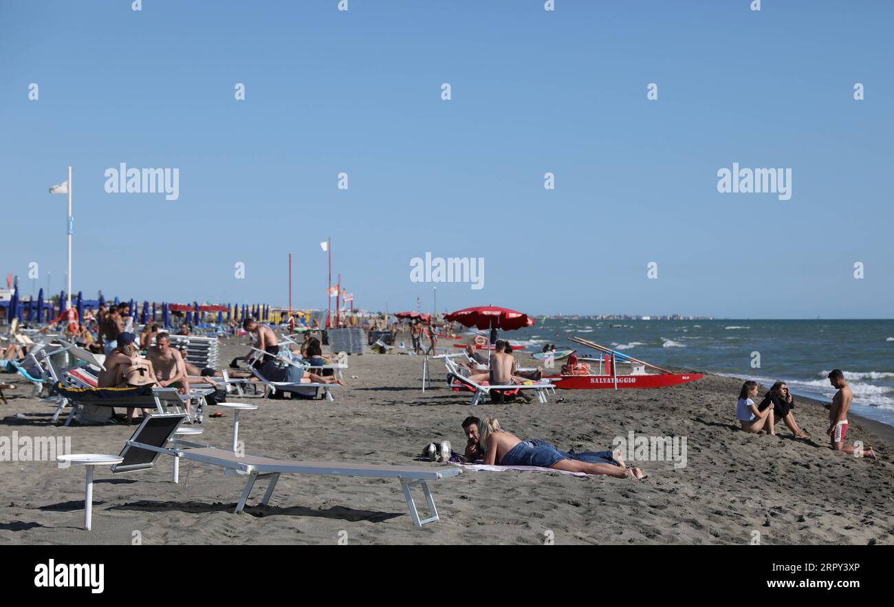 200613 -- LAZIO, 13. Juni 2020 -- Menschen genießen Sonnenschein am Strand in Fregene, Lazio, Italien, 12. Juni 2020. Die COVID-19-Fälle Italiens sanken erstmals seit dem 18. März auf 28.997, unter 30.000, nachdem die Zahl am Freitag nach den neuesten offiziellen Daten um 1.640 zurückgegangen war. ITALIEN-LAZIO-COVID-19-FÄLLE-TROPFEN ChengxTingting PUBLICATIONxNOTxINxCHN Stockfoto