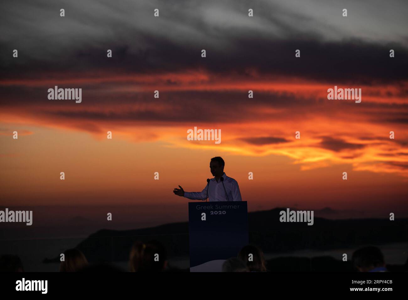 200613 -- SANTORIN GRIECHENLAND, 13. Juni 2020 Xinhua -- der griechische Premierminister Kyriakos Mitsotakis spricht während einer Pressekonferenz vor internationalen Medien auf Santorin, Griechenland, am 13. Juni 2020. Griechenland ist bereit, Besucher wieder mit der Gesundheitssicherheit als oberste Priorität in der neuen COVID-19-Ära willkommen zu heißen, sagte Premierminister Kyriakos Mitsotakis am Samstag während eines Besuchs auf der Insel Santorin. Foto von Lefteris Partsalis/Xinhua GREECE-SANTORINI-PM-COVID-19-TOURISM SEASON-START PUBLICATIONxNOTxINxCHN Stockfoto