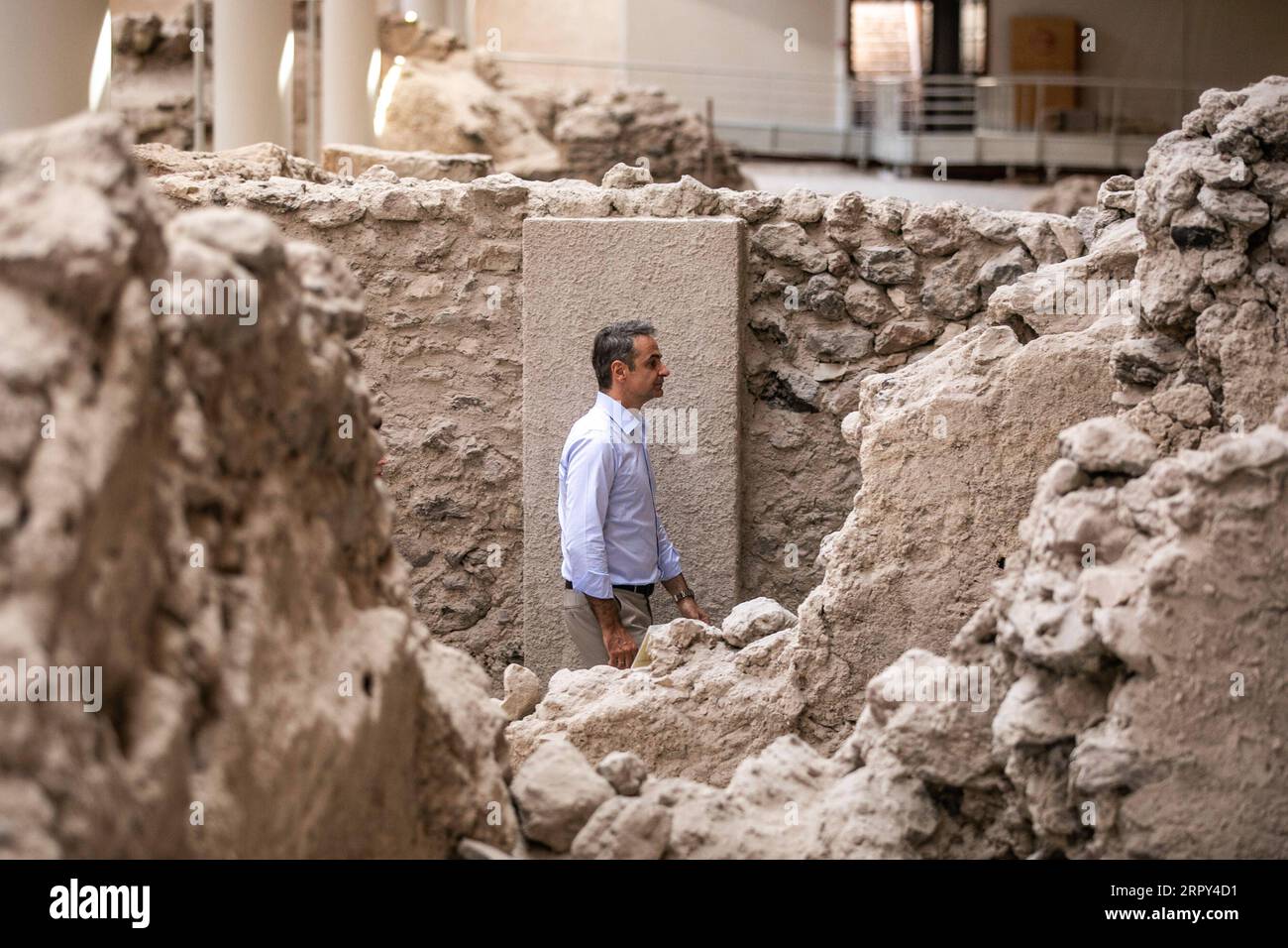 200613 -- SANTORIN GRIECHENLAND, 13. Juni 2020 Xinhua -- der griechische Premierminister Kyriakos Mitsotakis besucht die archäologische Stätte von Akrotiri, einer prähistorischen Siedlung, die durch den Ausbruch des Vulkans von Santorin am 13. Juni 2020 auf Santorin, Griechenland, zerstört wurde. Griechenland ist bereit, Besucher wieder mit der Gesundheitssicherheit als oberste Priorität in der neuen COVID-19-Ära willkommen zu heißen, sagte Premierminister Kyriakos Mitsotakis am Samstag während eines Besuchs auf der Insel Santorin. Foto von Lefteris Partsalis/Xinhua GREECE-SANTORINI-PM-COVID-19-TOURISM SEASON-START PUBLICATIONxNOTxINxCHN Stockfoto