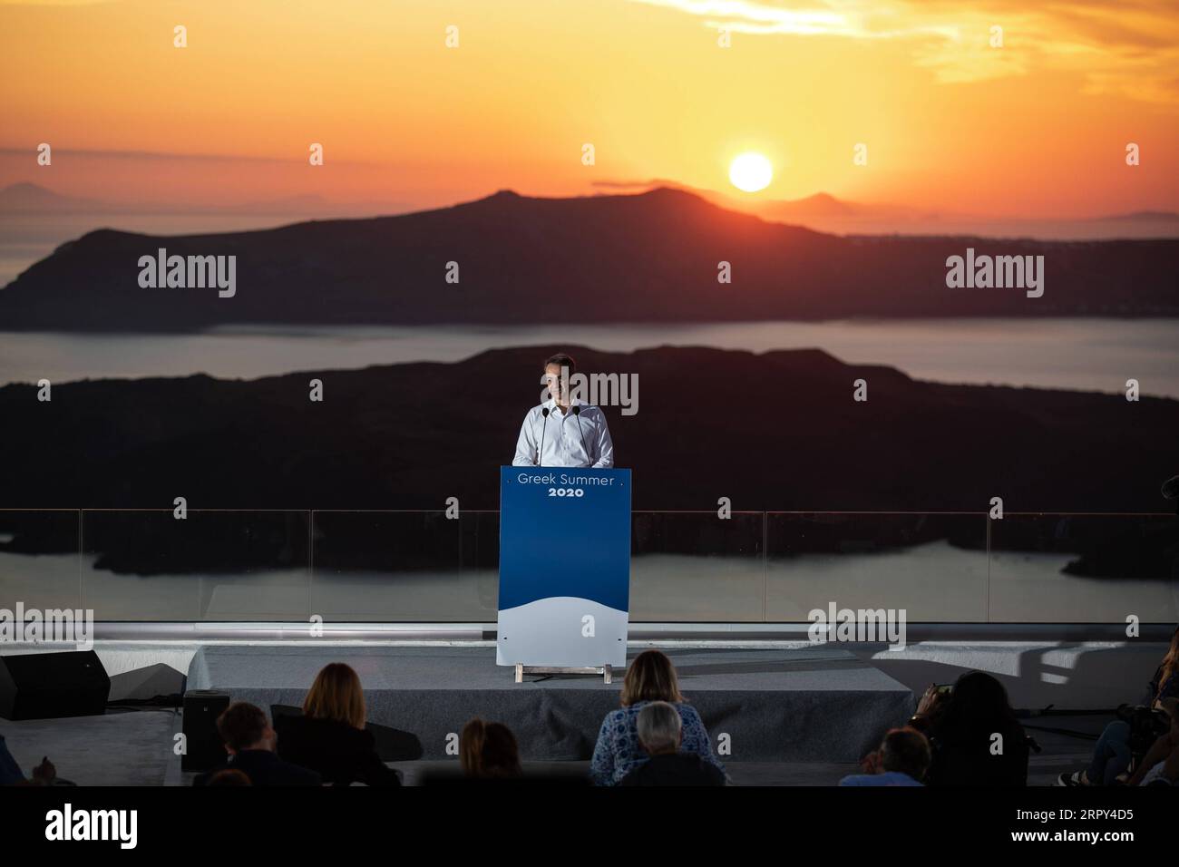 200613 -- SANTORIN GRIECHENLAND, 13. Juni 2020 Xinhua -- der griechische Premierminister Kyriakos Mitsotakis spricht während einer Pressekonferenz vor internationalen Medien auf Santorin, Griechenland, am 13. Juni 2020. Griechenland ist bereit, Besucher wieder mit der Gesundheitssicherheit als oberste Priorität in der neuen COVID-19-Ära willkommen zu heißen, sagte Premierminister Kyriakos Mitsotakis am Samstag während eines Besuchs auf der Insel Santorin. Foto von Lefteris Partsalis/Xinhua GREECE-SANTORINI-PM-COVID-19-TOURISM SEASON-START PUBLICATIONxNOTxINxCHN Stockfoto