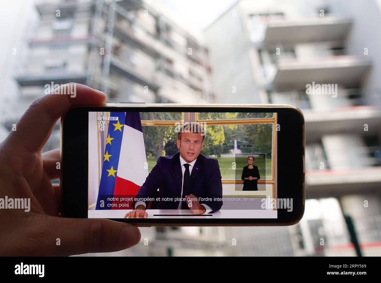 200615 -- PARIS, 15. Juni 2020 -- der französische Präsident Emmanuel Macron wird während einer Fernsehansprache in Paris, Frankreich, am 14. Juni 2020 abgebildet. In einer TV-Rede vor der Nation am Sonntag erklärte der französische Präsident Emmanuel Macron einen ersten Sieg über die Coronavirus-Epidemie und kündigte eine Rückkehr zur Normalität ab Montag in allen französischen Regionen an, mit Ausnahme von Überseegebieten. FRANCE-PARIS-COVID-19-RECOVERY-NOMALCY GaoxJing PUBLICATIONxNOTxINxCHN Stockfoto