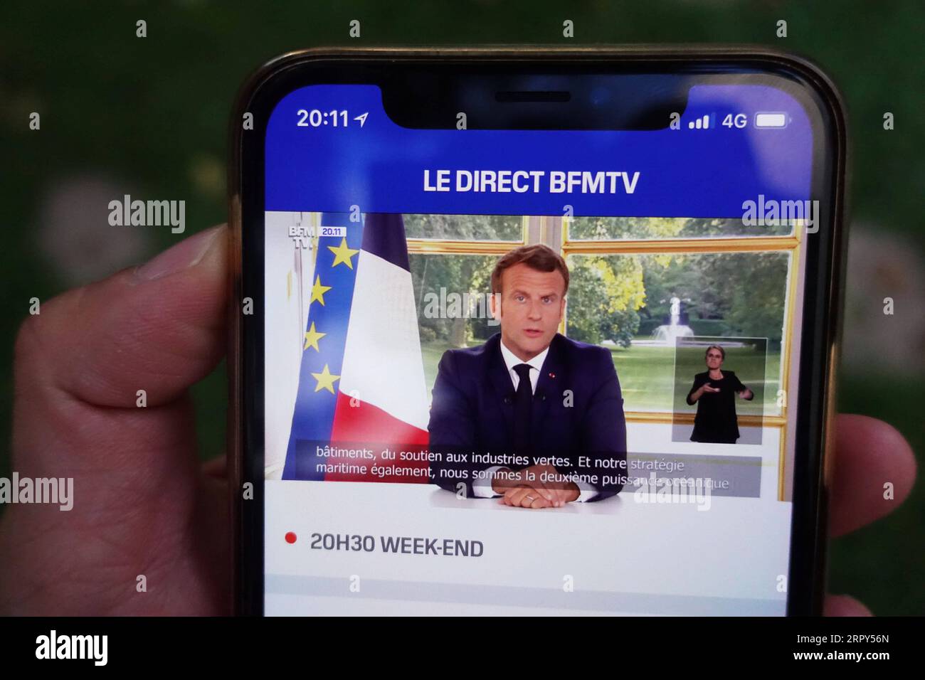 200615 -- PARIS, 15. Juni 2020 -- der französische Präsident Emmanuel Macron wird während einer Fernsehansprache in Paris, Frankreich, am 14. Juni 2020 abgebildet. In einer TV-Rede vor der Nation am Sonntag erklärte der französische Präsident Emmanuel Macron einen ersten Sieg über die Coronavirus-Epidemie und kündigte eine Rückkehr zur Normalität ab Montag in allen französischen Regionen an, mit Ausnahme von Überseegebieten. FRANCE-PARIS-COVID-19-RECOVERY-NOMALCY GaoxJing PUBLICATIONxNOTxINxCHN Stockfoto