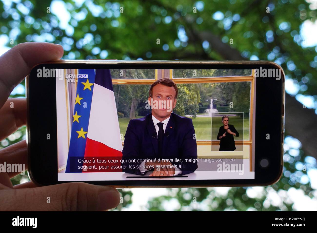 200615 -- PARIS, 15. Juni 2020 -- der französische Präsident Emmanuel Macron wird während einer Fernsehansprache in Paris, Frankreich, am 14. Juni 2020 abgebildet. In einer TV-Rede vor der Nation am Sonntag erklärte der französische Präsident Emmanuel Macron einen ersten Sieg über die Coronavirus-Epidemie und kündigte eine Rückkehr zur Normalität ab Montag in allen französischen Regionen an, mit Ausnahme von Überseegebieten. FRANCE-PARIS-COVID-19-RECOVERY-NOMALCY GaoxJing PUBLICATIONxNOTxINxCHN Stockfoto