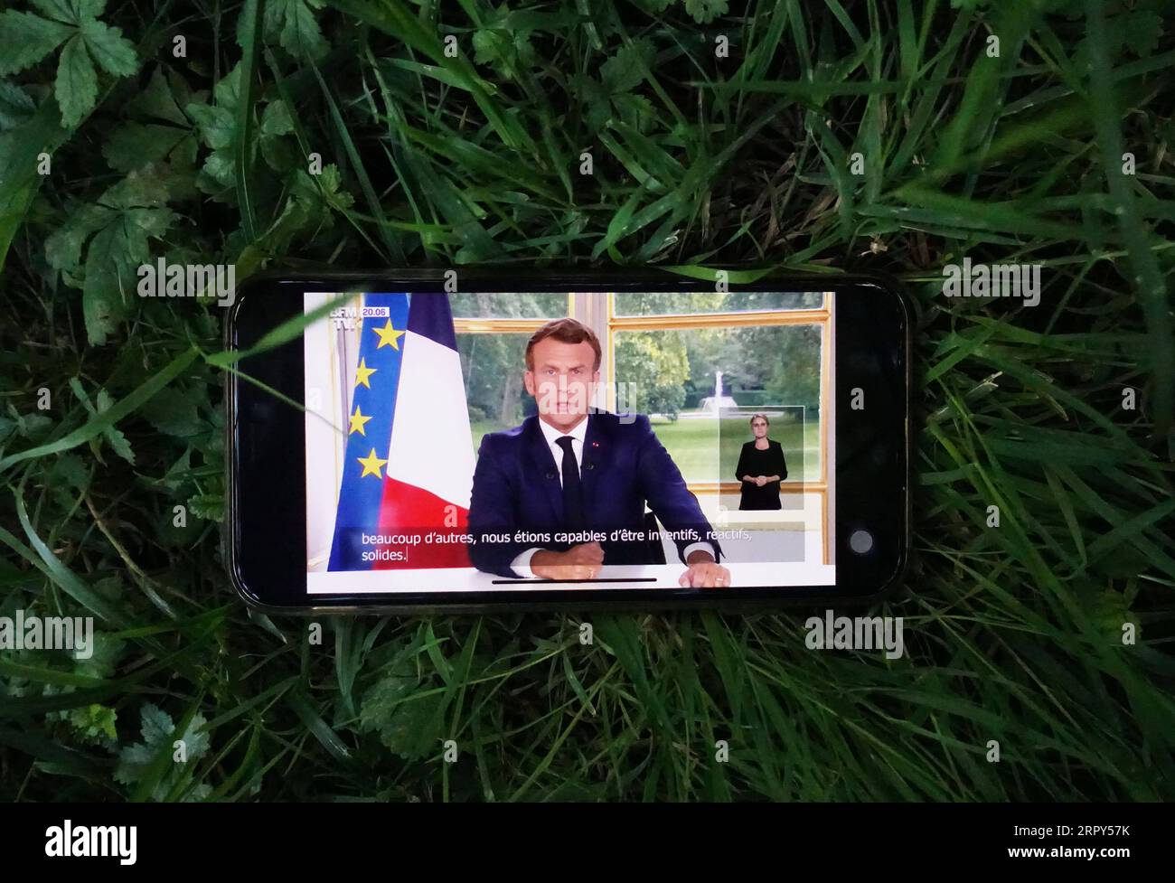 200615 -- PARIS, 15. Juni 2020 -- der französische Präsident Emmanuel Macron wird während einer Fernsehansprache in Paris, Frankreich, am 14. Juni 2020 abgebildet. In einer TV-Rede vor der Nation am Sonntag erklärte der französische Präsident Emmanuel Macron einen ersten Sieg über die Coronavirus-Epidemie und kündigte eine Rückkehr zur Normalität ab Montag in allen französischen Regionen an, mit Ausnahme von Überseegebieten. FRANCE-PARIS-COVID-19-RECOVERY-NOMALCY GaoxJing PUBLICATIONxNOTxINxCHN Stockfoto