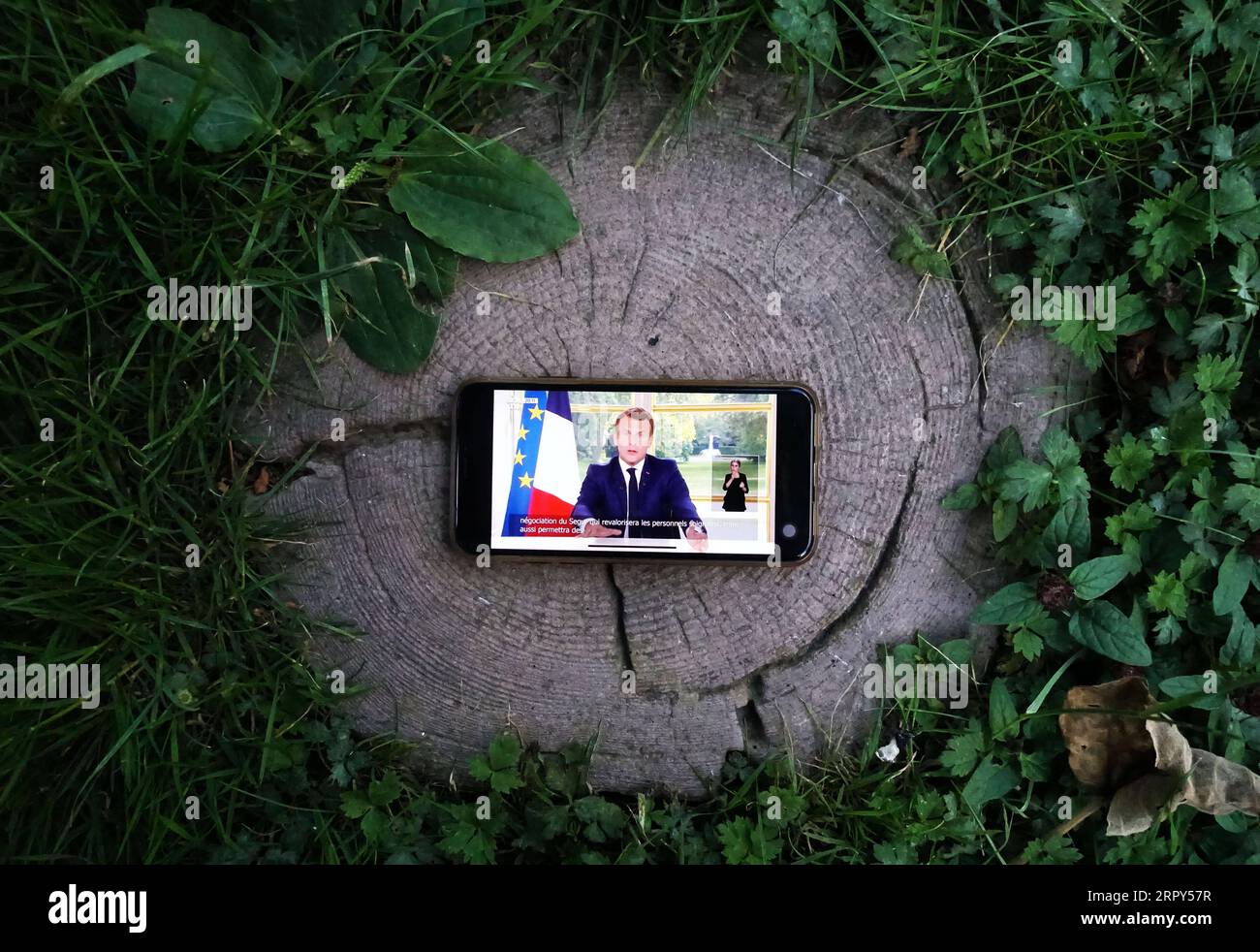 200615 -- PARIS, 15. Juni 2020 -- der französische Präsident Emmanuel Macron wird während einer Fernsehansprache in Paris, Frankreich, am 14. Juni 2020 abgebildet. In einer TV-Rede vor der Nation am Sonntag erklärte der französische Präsident Emmanuel Macron einen ersten Sieg über die Coronavirus-Epidemie und kündigte eine Rückkehr zur Normalität ab Montag in allen französischen Regionen an, mit Ausnahme von Überseegebieten. FRANCE-PARIS-COVID-19-RECOVERY-NOMALCY GaoxJing PUBLICATIONxNOTxINxCHN Stockfoto