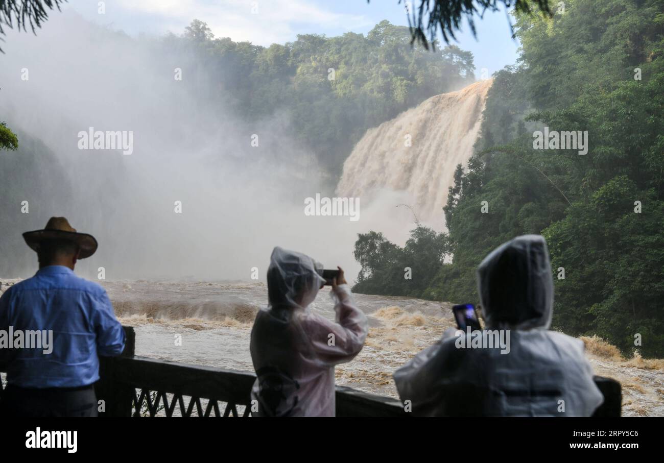 200615 -- ANSHUN, 15. Juni 2020 -- Touristen genießen am 14. Juni 2020 einen Blick auf den Huangguoshu-Wasserfall in Anshun, Südwestchinas Provinz Guizhou. CHINA-GUIZHOU-HUANGGUOSHU WASSERFALL CN YangxWenbin PUBLICATIONxNOTxINxCHN Stockfoto