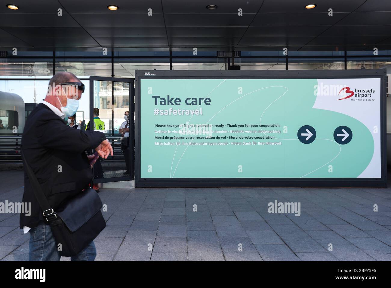 200615 -- BRÜSSEL, 15. Juni 2020 -- Ein Passagier kommt am Flughafen Brüssel für einen Flug in Zaventem, Belgien, am 15. Juni 2020 an. Nach drei Monaten Isolation öffnete Belgien am Montag seine Grenze wieder zu anderen EU-Mitgliedstaaten, nicht-EU-Schengen-Ländern - Schweiz, Liechtenstein, Island und Norwegen - sowie Großbritannien. BELGIEN-BRÜSSEL-FLUGHAFEN-GRENZE-WIEDERERÖFFNUNG ZhengxHuansong PUBLICATIONxNOTxINxCHN Stockfoto