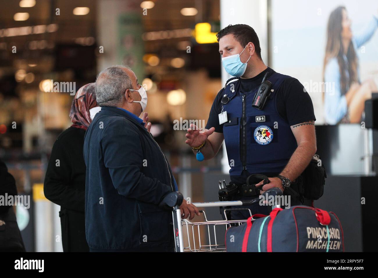 200615 -- BRÜSSEL, 15. Juni 2020 -- Ein Sicherheitspersonal spricht mit Passagieren auf dem Brüsseler Flughafen in Zaventem, Belgien, 15. Juni 2020. Nach drei Monaten Isolation öffnete Belgien am Montag seine Grenze wieder zu anderen EU-Mitgliedstaaten, nicht-EU-Schengen-Ländern - Schweiz, Liechtenstein, Island und Norwegen - sowie Großbritannien. BELGIEN-BRÜSSEL-FLUGHAFEN-GRENZE-WIEDERERÖFFNUNG ZhengxHuansong PUBLICATIONxNOTxINxCHN Stockfoto
