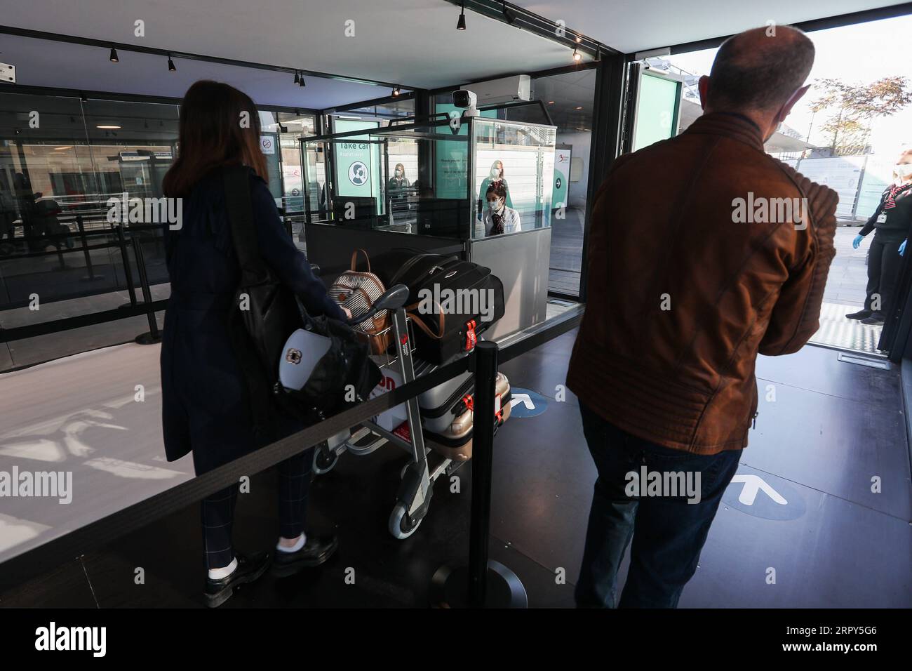 200615 -- BRÜSSEL, 15. Juni 2020 -- Passagiere passieren Wärmemelder am Brüsseler Flughafen in Zaventem, Belgien, 15. Juni 2020. Nach drei Monaten Isolation öffnete Belgien am Montag seine Grenze wieder zu anderen EU-Mitgliedstaaten, nicht-EU-Schengen-Ländern - Schweiz, Liechtenstein, Island und Norwegen - sowie Großbritannien. BELGIEN-BRÜSSEL-FLUGHAFEN-GRENZE-WIEDERERÖFFNUNG ZhengxHuansong PUBLICATIONxNOTxINxCHN Stockfoto