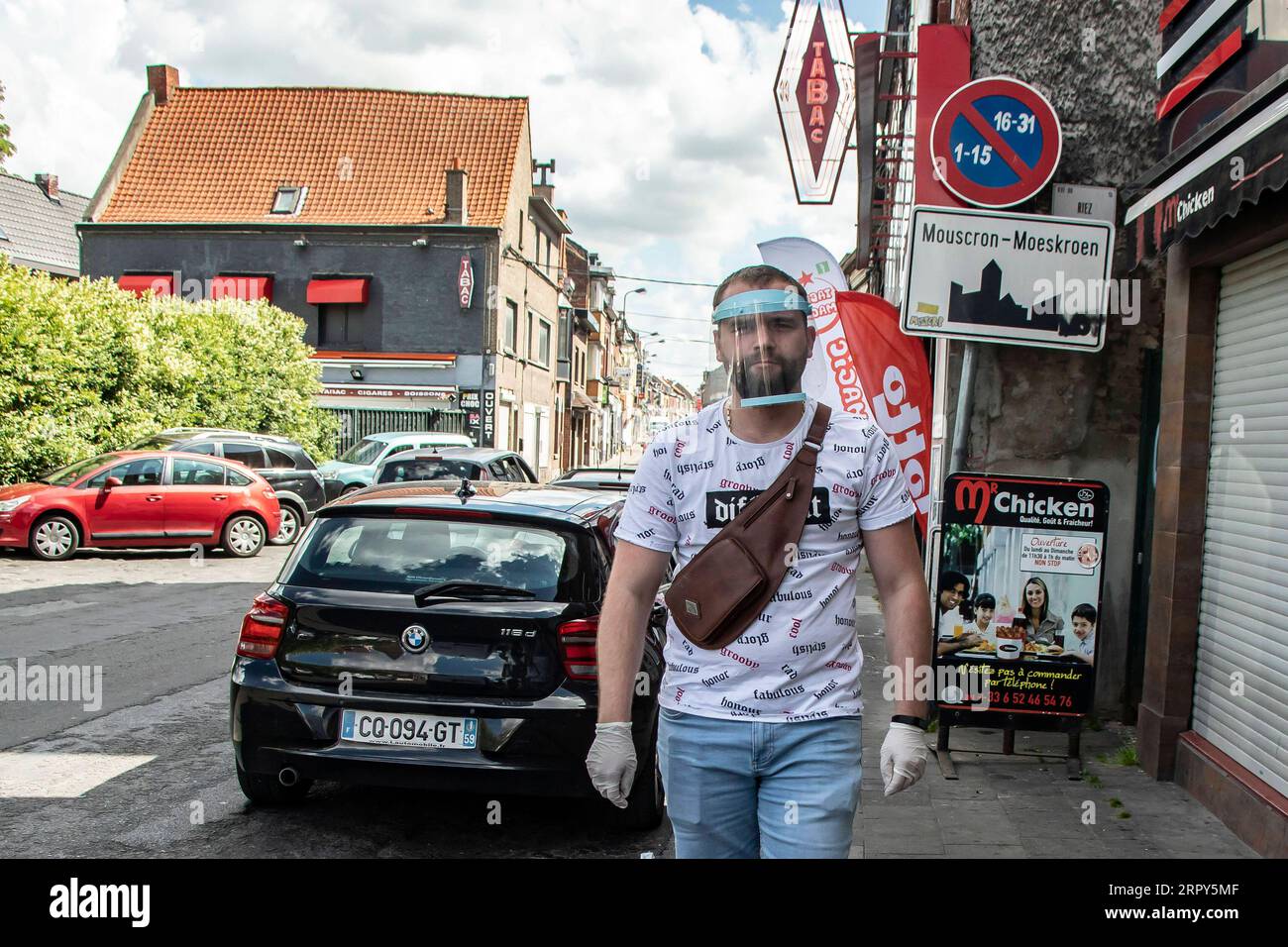 200615 -- PARIS, 15. Juni 2020 Xinhua -- Ein französischer Mann überquert die Grenze von Wattrelos aus Frankreich, um günstigeren Tabak in Mouscron, Belgien, zu kaufen, 15. Juni 2020. In einer TV-Rede vor der Nation am Sonntag erklärte der französische Präsident Emmanuel Macron einen ersten Sieg über die Coronavirus-Epidemie und kündigte eine Rückkehr zur Normalität ab Montag in allen französischen Regionen an, mit Ausnahme von Überseegebieten. Ab Montag können europäische Reisende ohne Einschränkung französisches Hoheitsgebiet betreten, während Reisende aus Ländern außerhalb des Schengen-Raums bis zum 1. Juli warten müssen. Foto von Sebastien Cou Stockfoto