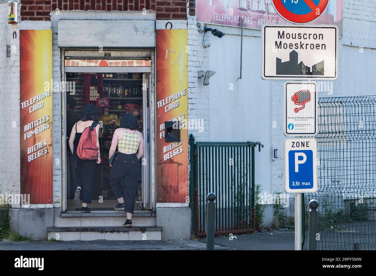 200615 -- PARIS, 15. Juni 2020 Xinhua -- Franzosen überqueren die Grenze von Neuville en Ferrain, Frankreich, um günstigeren Tabak in Mouscron, Belgien, zu kaufen, 15. Juni 2020. In einer TV-Rede vor der Nation am Sonntag erklärte der französische Präsident Emmanuel Macron einen ersten Sieg über die Coronavirus-Epidemie und kündigte eine Rückkehr zur Normalität ab Montag in allen französischen Regionen an, mit Ausnahme von Überseegebieten. Ab Montag können europäische Reisende ohne Einschränkung französisches Hoheitsgebiet betreten, während Reisende aus Ländern außerhalb des Schengen-Raums bis zum 1. Juli warten müssen. Foto von Seba Stockfoto