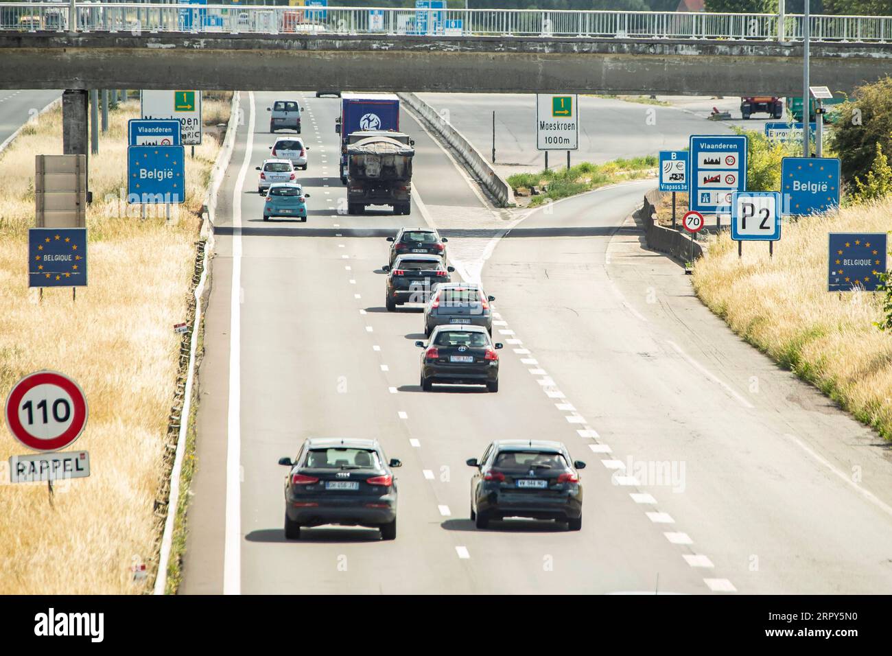 200615 -- PARIS, 15. Juni 2020 Xinhua -- Autos und Lastwagen überqueren die Grenze zwischen Frankreich und Belgien über die Autobahn A22 bei Neuville en Ferrain, 15. Juni 2020. In einer TV-Rede vor der Nation am Sonntag erklärte der französische Präsident Emmanuel Macron einen ersten Sieg über die Coronavirus-Epidemie und kündigte eine Rückkehr zur Normalität ab Montag in allen französischen Regionen an, mit Ausnahme von Überseegebieten. Ab Montag können europäische Reisende ohne Einschränkung französisches Hoheitsgebiet betreten, während Reisende aus Ländern außerhalb des Schengen-Raums bis zum 1. Juli warten müssen. Foto von Sebasti Stockfoto