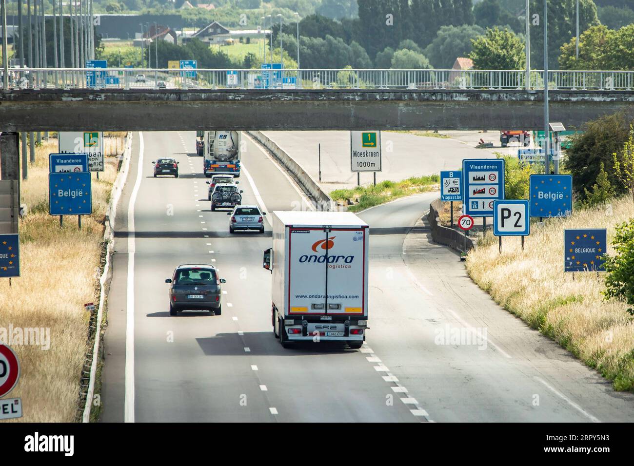 200615 -- PARIS, 15. Juni 2020 Xinhua -- Autos und Lastwagen überqueren die Grenze zwischen Frankreich und Belgien über die Autobahn A22 bei Neuville en Ferrain, 15. Juni 2020. In einer TV-Rede vor der Nation am Sonntag erklärte der französische Präsident Emmanuel Macron einen ersten Sieg über die Coronavirus-Epidemie und kündigte eine Rückkehr zur Normalität ab Montag in allen französischen Regionen an, mit Ausnahme von Überseegebieten. Ab Montag können europäische Reisende ohne Einschränkung französisches Hoheitsgebiet betreten, während Reisende aus Ländern außerhalb des Schengen-Raums bis zum 1. Juli warten müssen. Foto von Sebasti Stockfoto