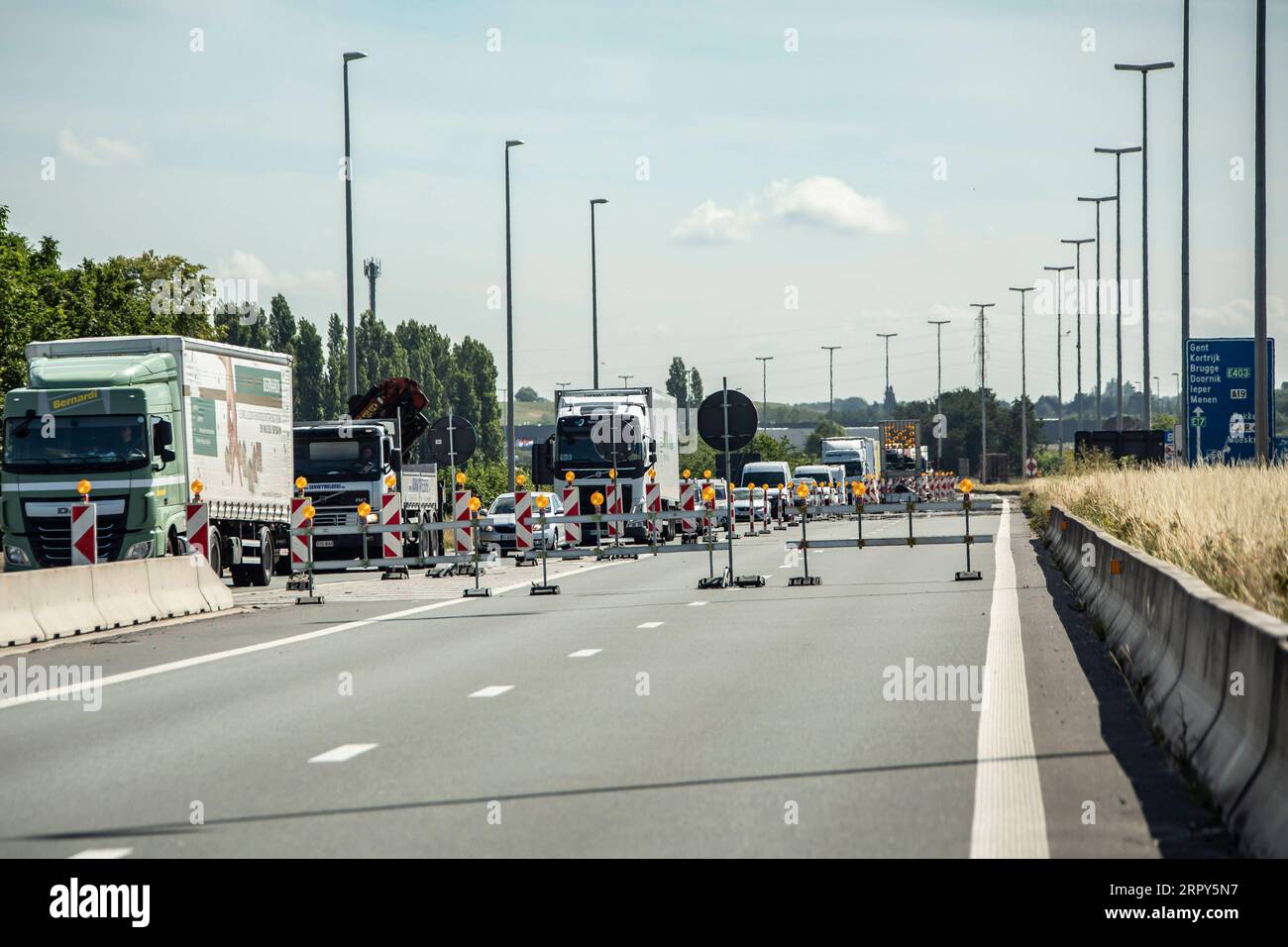 200615 -- PARIS, 15. Juni 2020 Xinhua -- Autos und LKWs warten auf die Überquerung der Grenze zwischen Frankreich und Belgien auf der Autobahn A22 auf der belgischen Seite, 15. Juni 2020. In einer TV-Rede vor der Nation am Sonntag erklärte der französische Präsident Emmanuel Macron einen ersten Sieg über die Coronavirus-Epidemie und kündigte eine Rückkehr zur Normalität ab Montag in allen französischen Regionen an, mit Ausnahme von Überseegebieten. Ab Montag können europäische Reisende ohne Einschränkung französisches Hoheitsgebiet betreten, während Reisende aus Ländern außerhalb des Schengen-Raums bis zum 1. Juli warten müssen. Foto: Sebastien Courd Stockfoto