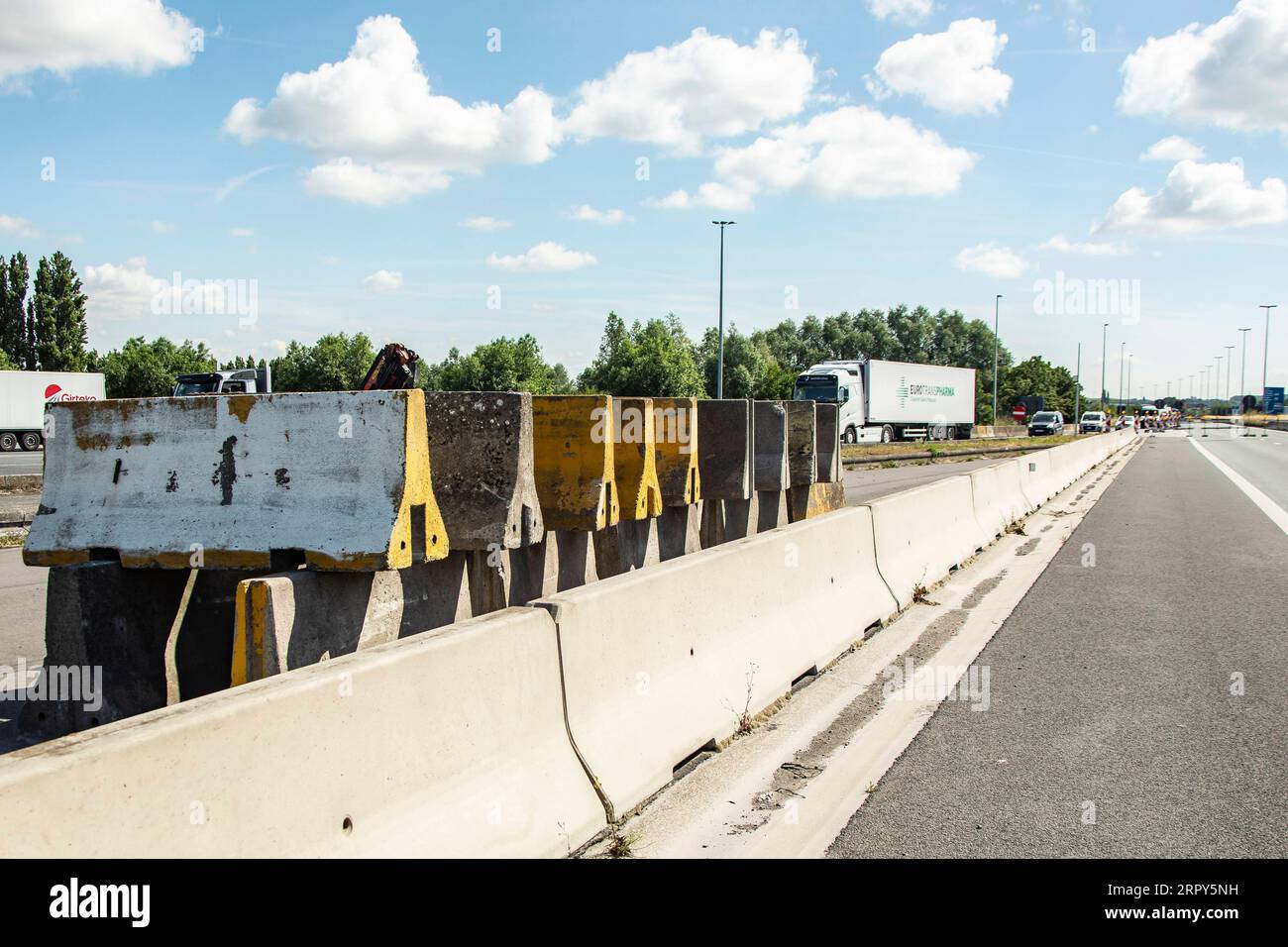 200615 -- PARIS, 15. Juni 2020 Xinhua -- Sperrbarrieren werden auf der Autobahn A22 an der Grenze zwischen Frankreich und Belgien, 15. Juni 2020, entfernt. In einer TV-Rede vor der Nation am Sonntag erklärte der französische Präsident Emmanuel Macron einen ersten Sieg über die Coronavirus-Epidemie und kündigte eine Rückkehr zur Normalität ab Montag in allen französischen Regionen an, mit Ausnahme von Überseegebieten. Ab Montag können europäische Reisende ohne Einschränkung französisches Hoheitsgebiet betreten, während Reisende aus Ländern außerhalb des Schengen-Raums bis zum 1. Juli warten müssen. Foto von Sebastien Courdji/Xinhua FRANKREICH- Stockfoto